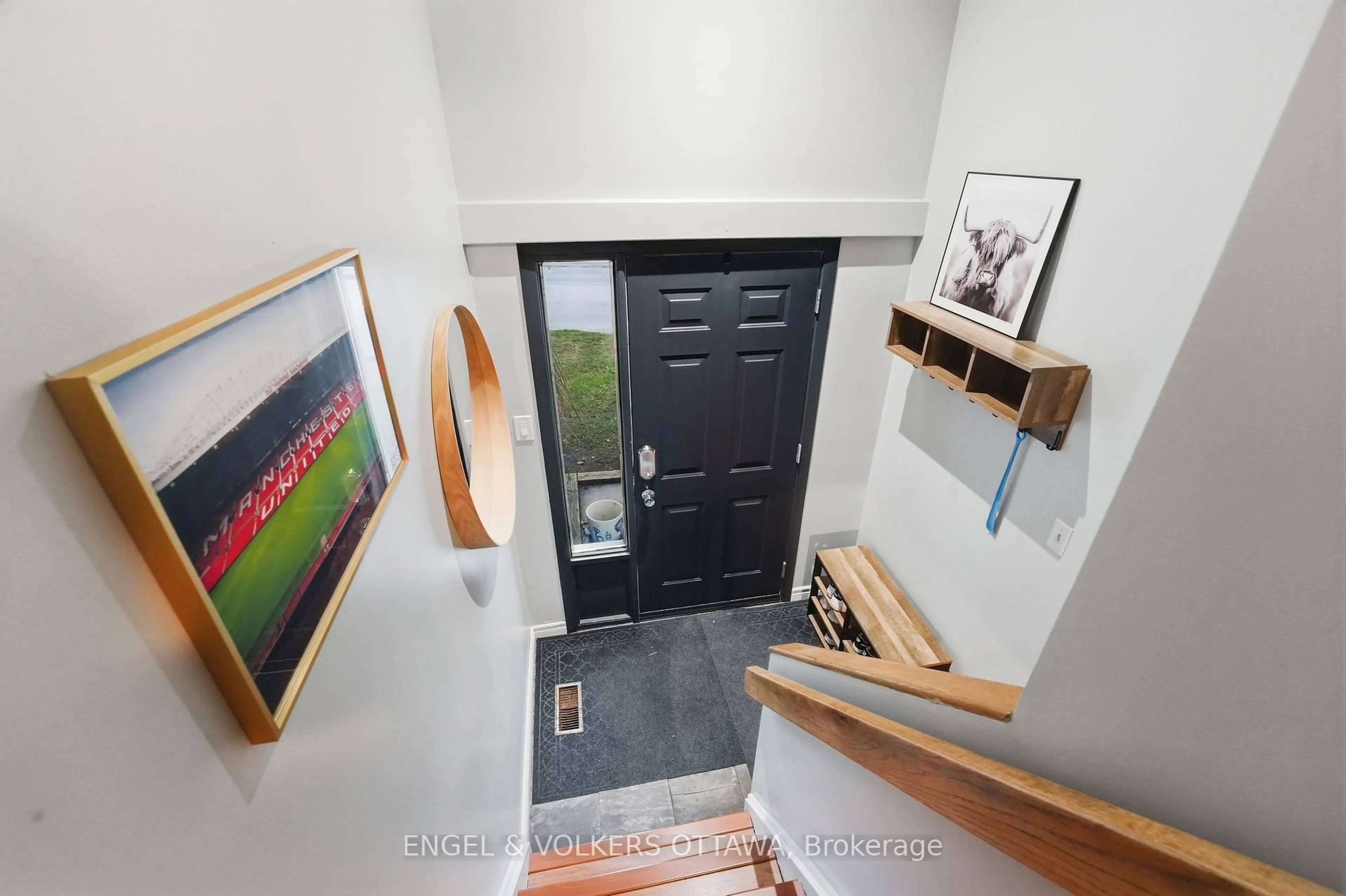 Indoor entryway for 374 Woodfield Dr, Ottawa Ontario K2G 3W9