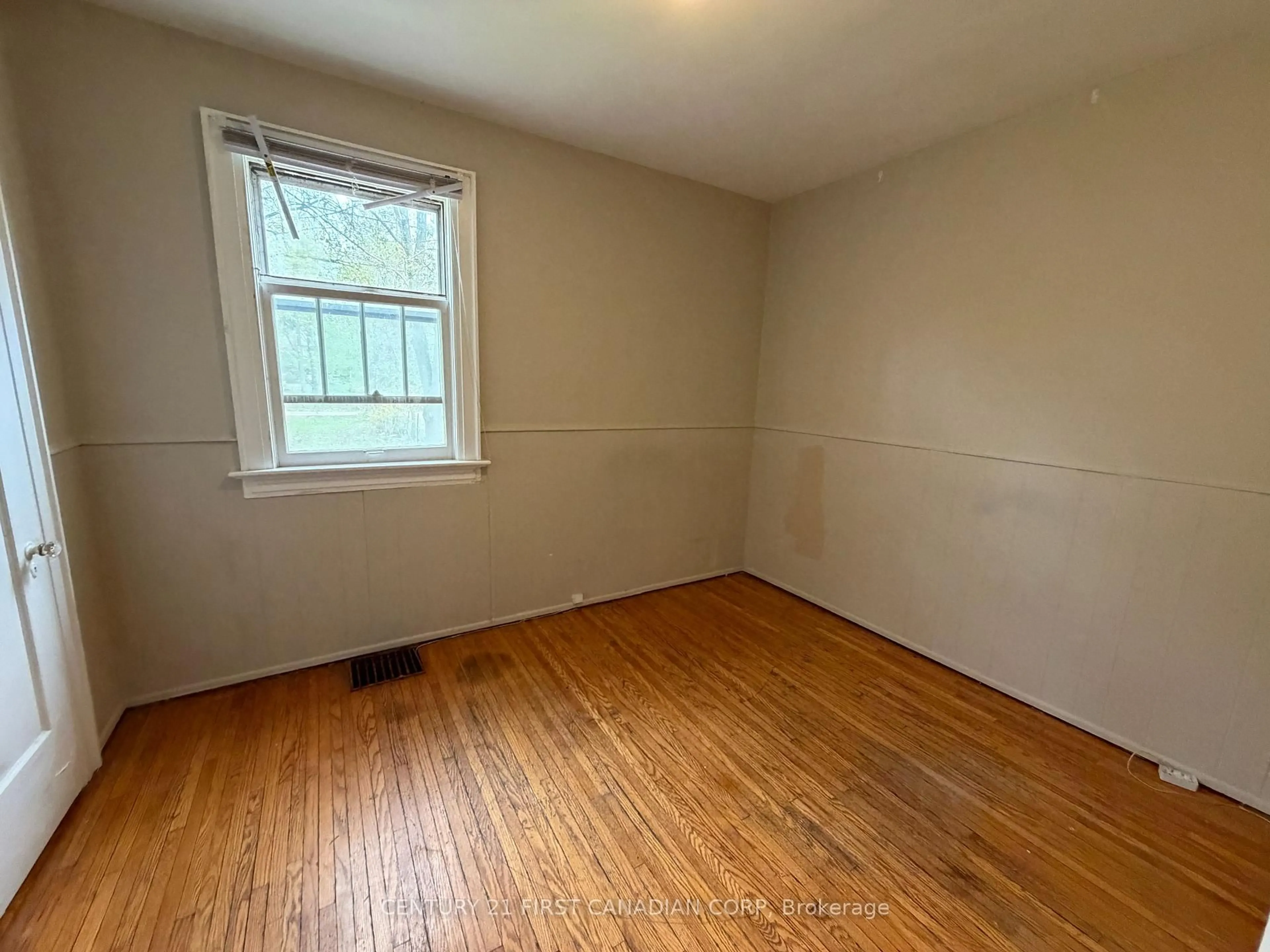 A pic of a room for 200 Huron St, London East Ontario N6A 2J5