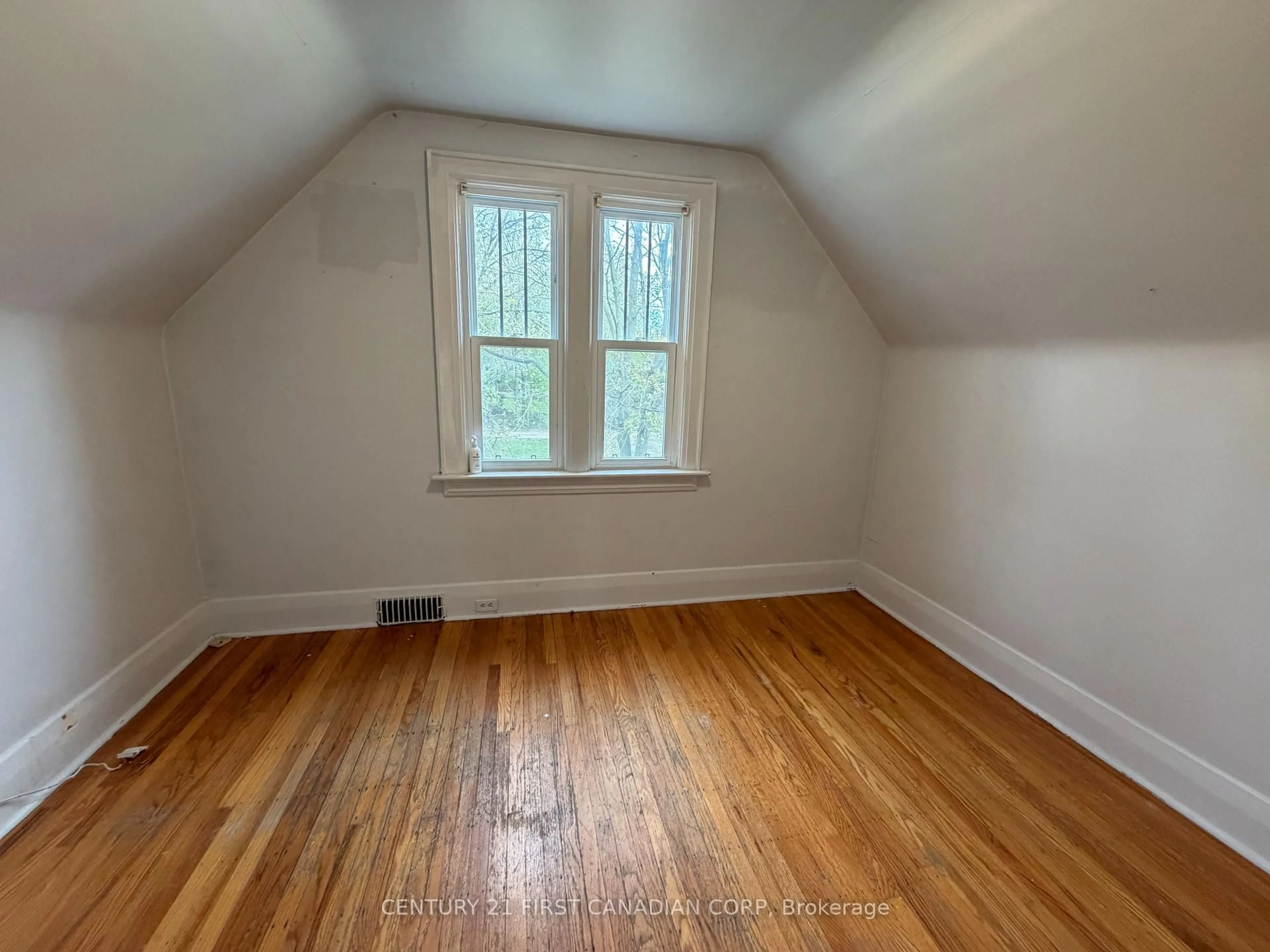 A pic of a room for 200 Huron St, London East Ontario N6A 2J5