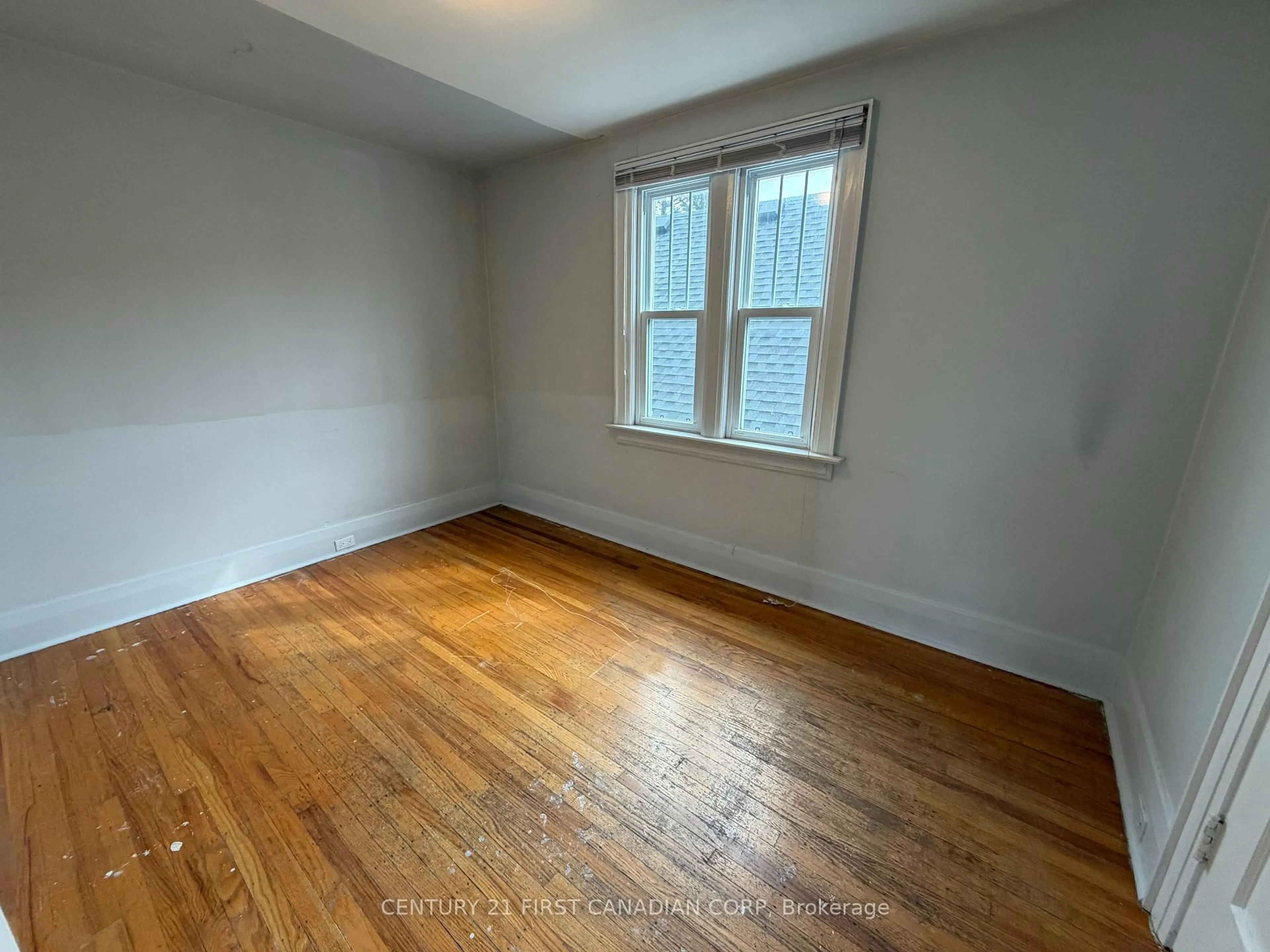 A pic of a room for 200 Huron St, London East Ontario N6A 2J5