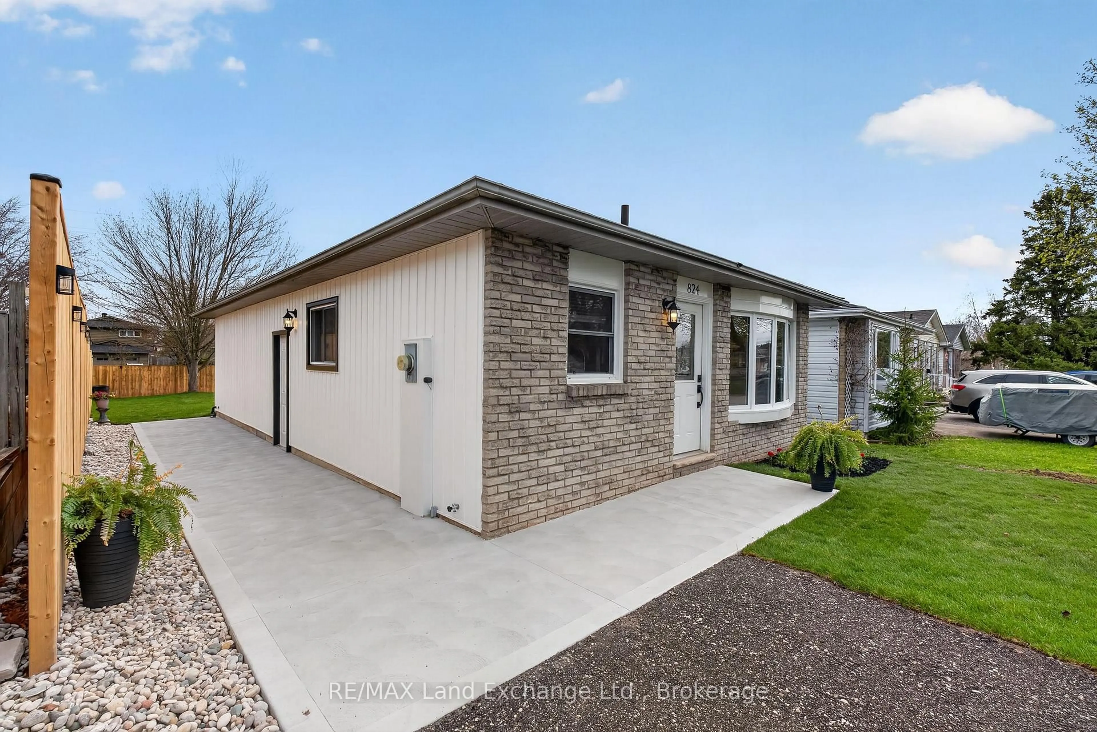 Home with vinyl exterior material, street for 824 Andrew Malcolm Dr, Kincardine Ontario N2Z 1M6