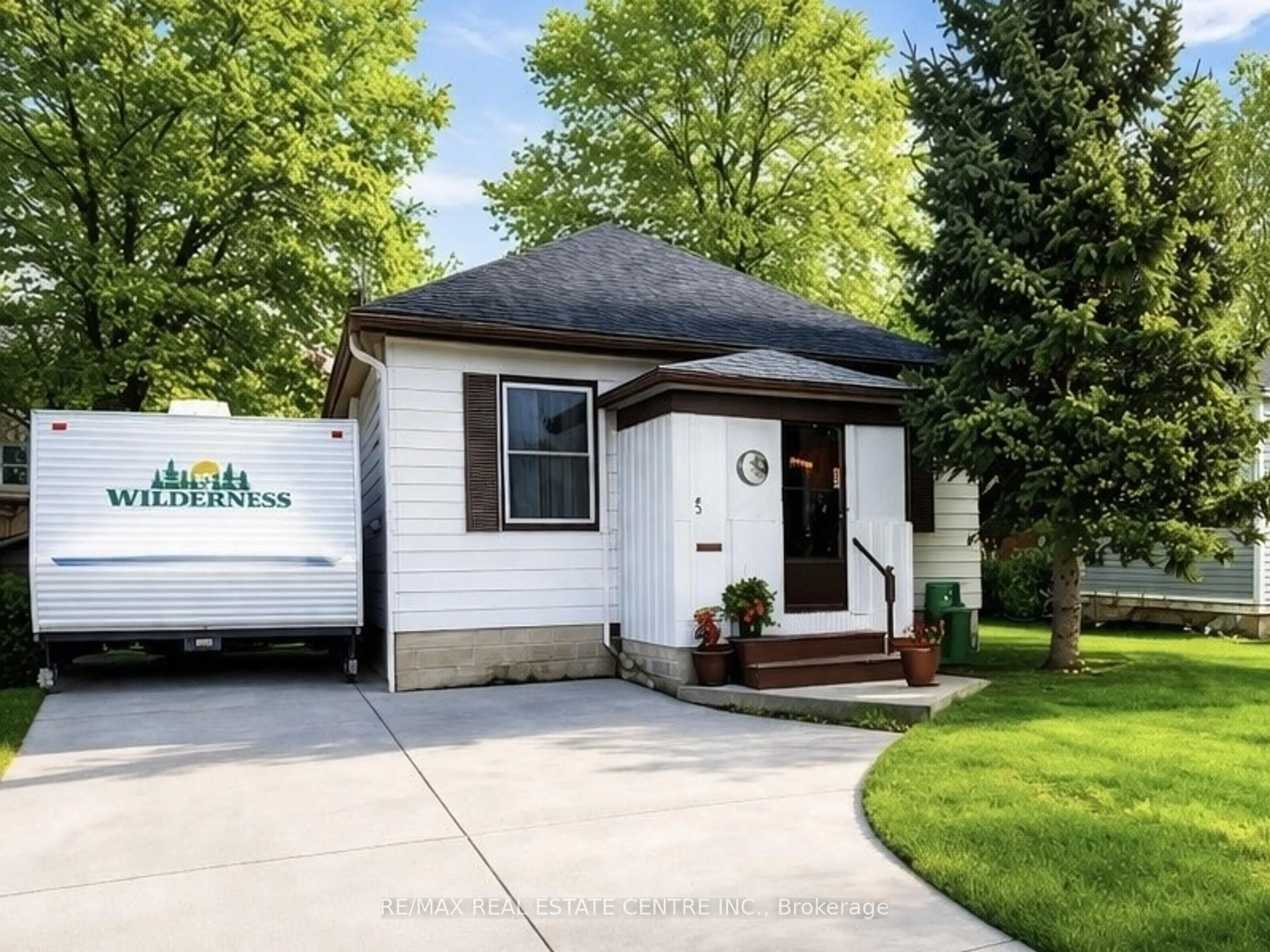 Home with vinyl exterior material, street for 5 Easton St, Cambridge Ontario N1R 1G3