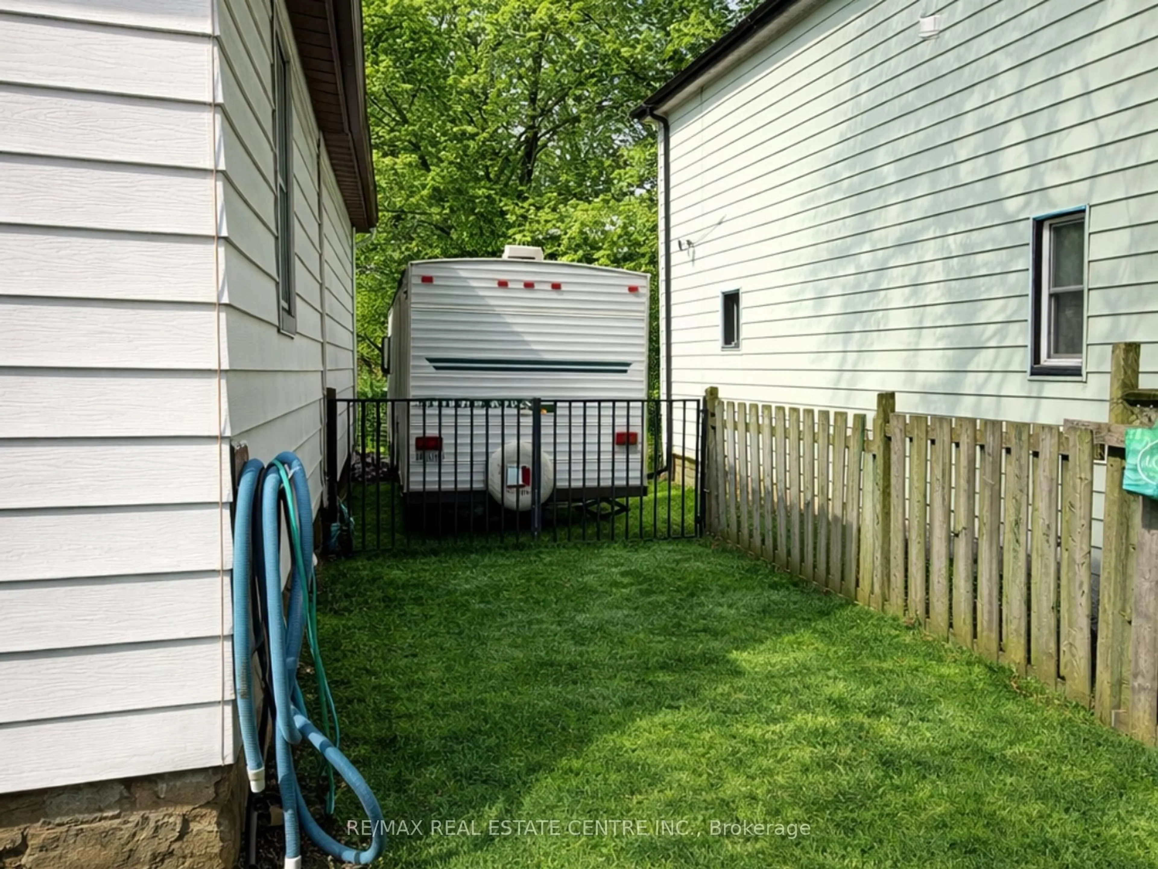 Shed for 5 Easton St, Cambridge Ontario N1R 1G3