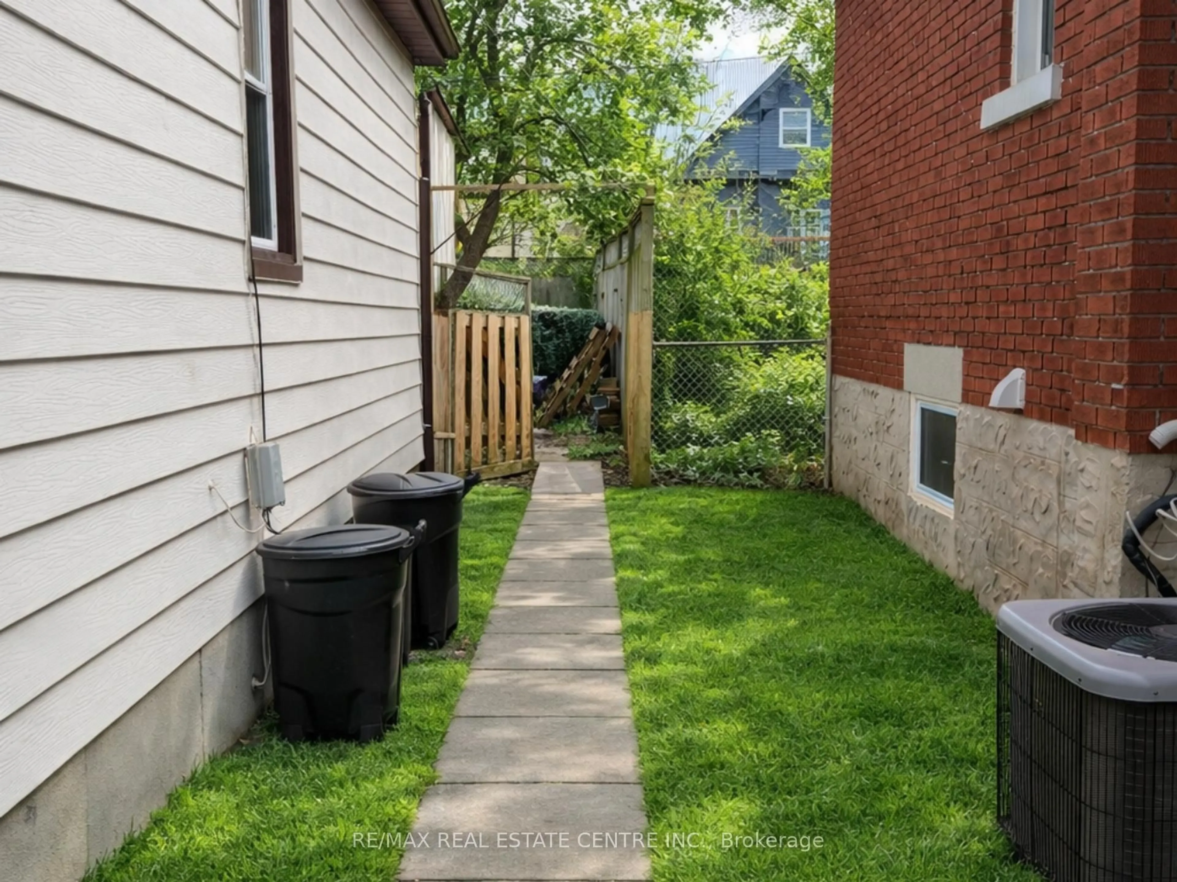 Patio, street for 5 Easton St, Cambridge Ontario N1R 1G3