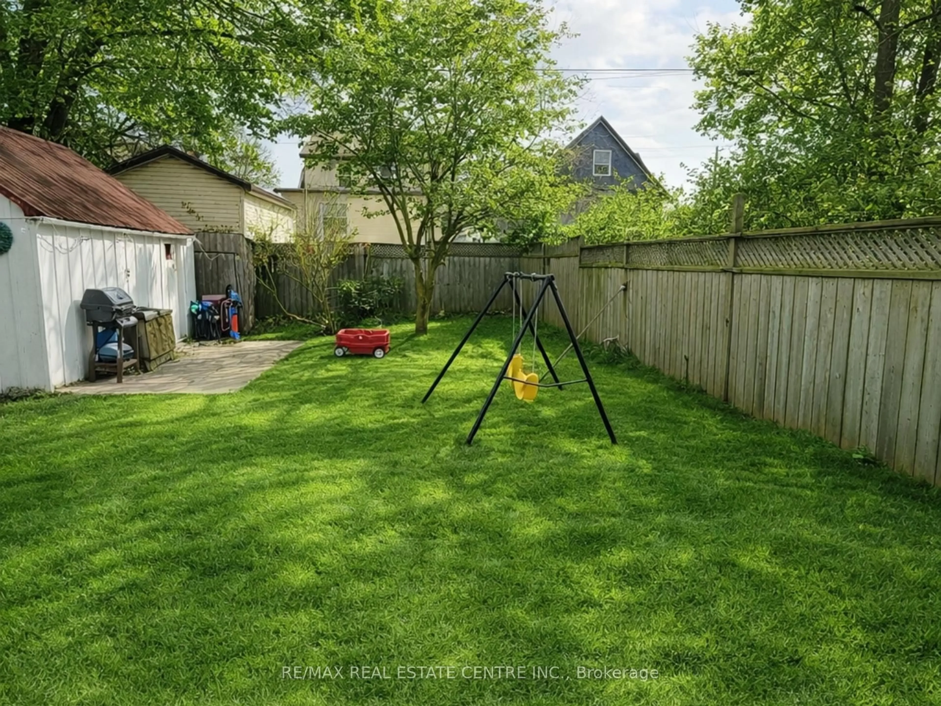 A pic from outside/outdoor area/front of a property/back of a property/a pic from drone, unknown for 5 Easton St, Cambridge Ontario N1R 1G3