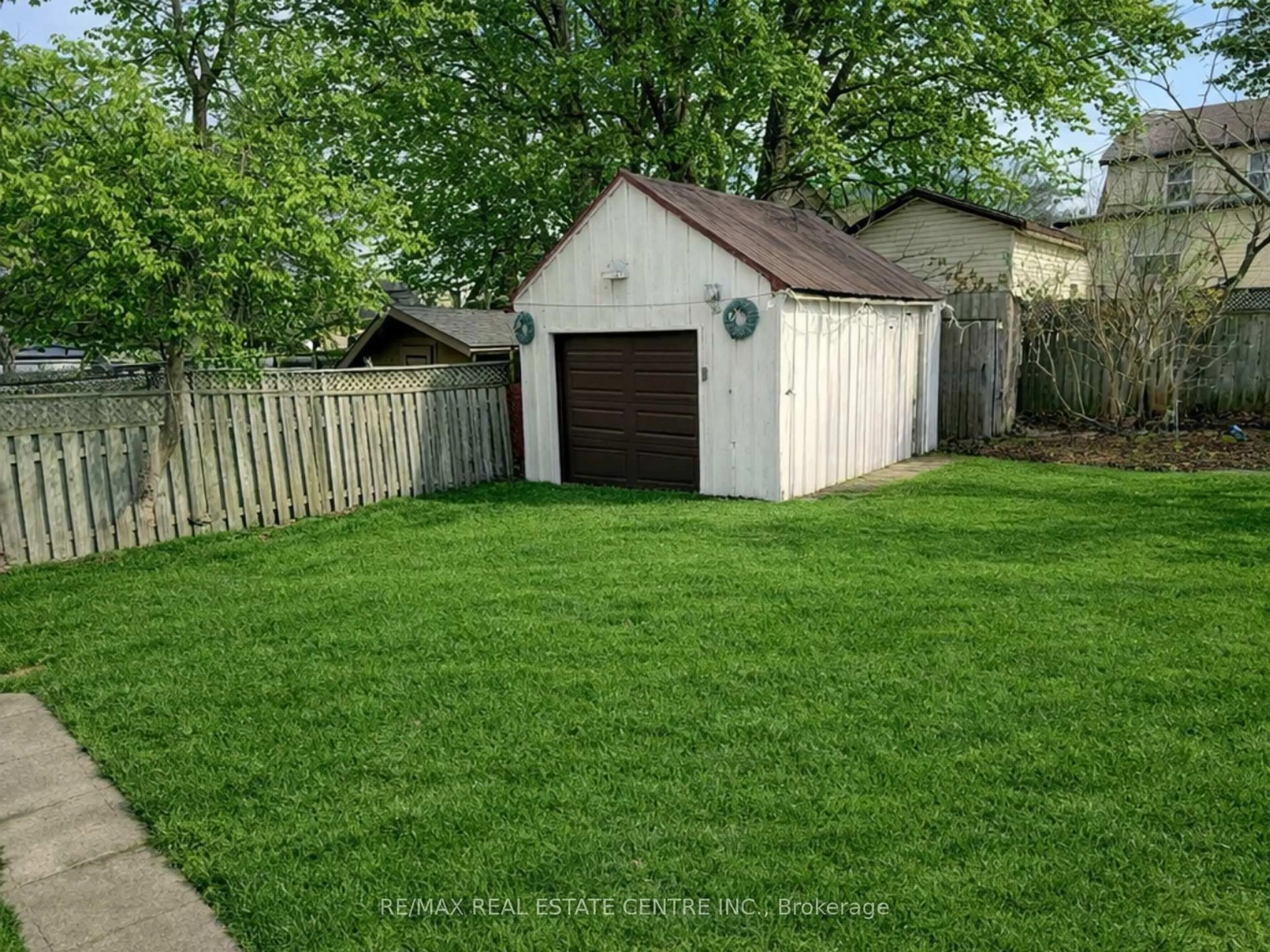 Shed for 5 Easton St, Cambridge Ontario N1R 1G3