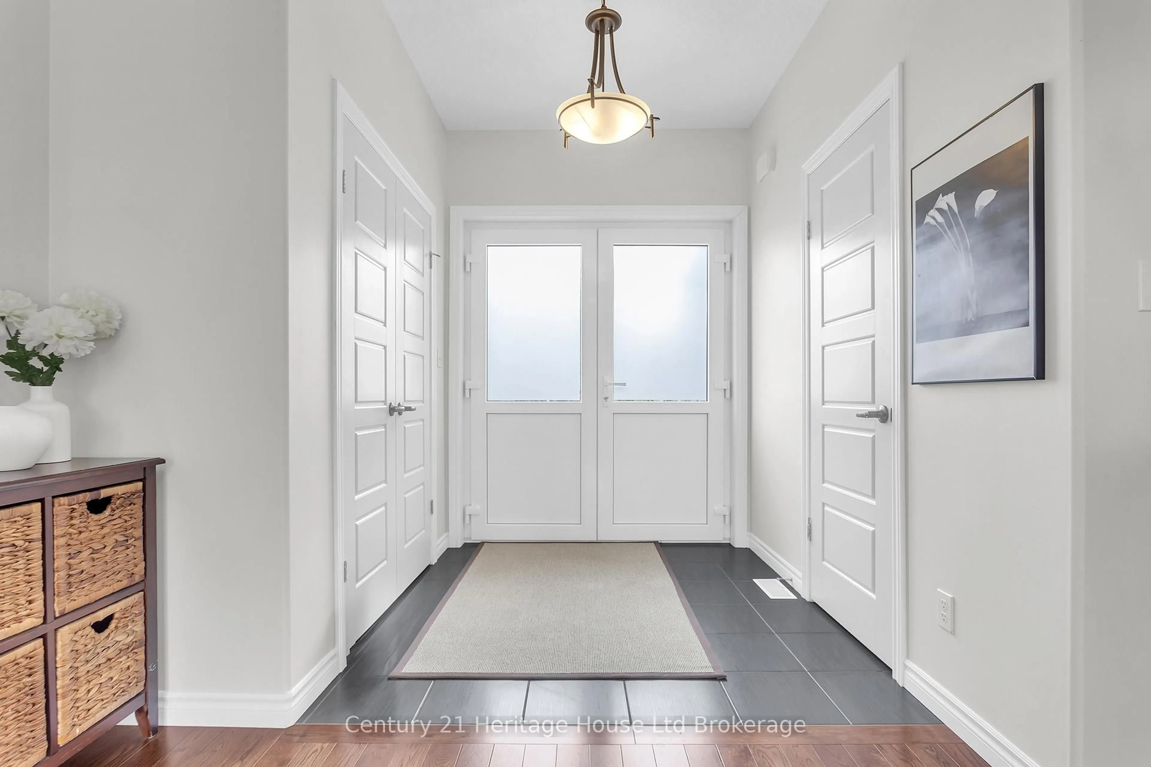 Indoor entryway for 832 Halifax Rd, Woodstock Ontario N4T 0C6