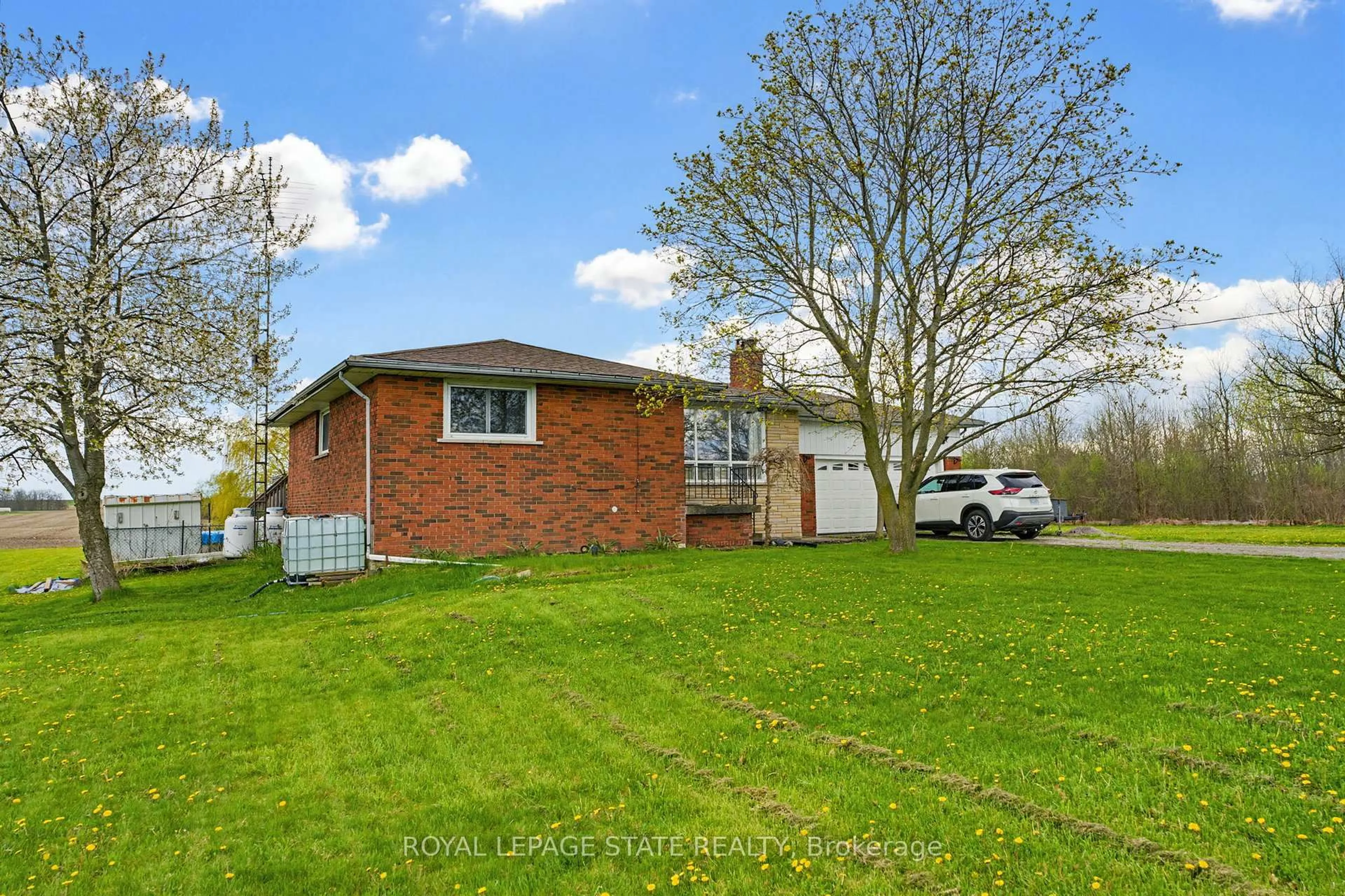 A pic from outside/outdoor area/front of a property/back of a property/a pic from drone, water/lake/river/ocean view for 516 Mud St, Hamilton Ontario L8J 3C7