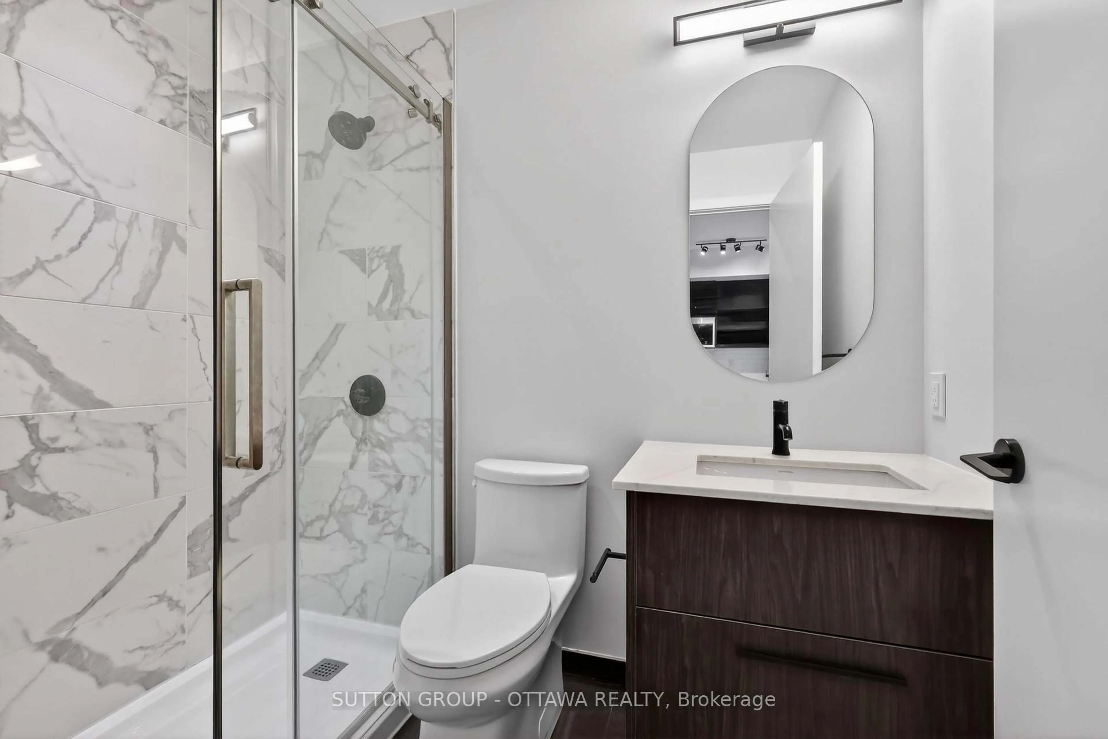 Contemporary bathroom, ceramic/tile floor for 560 RIDEAU St #509, Ottawa Ontario K1N 0G3
