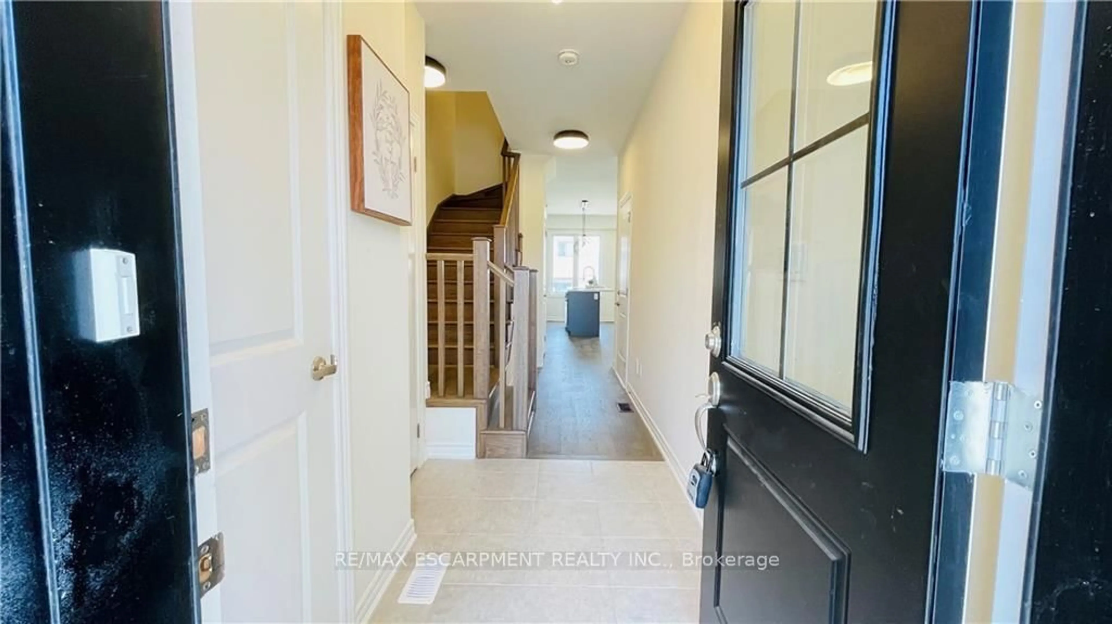 Indoor entryway for 27 Mia Dr, Hamilton Ontario L9B 0H8