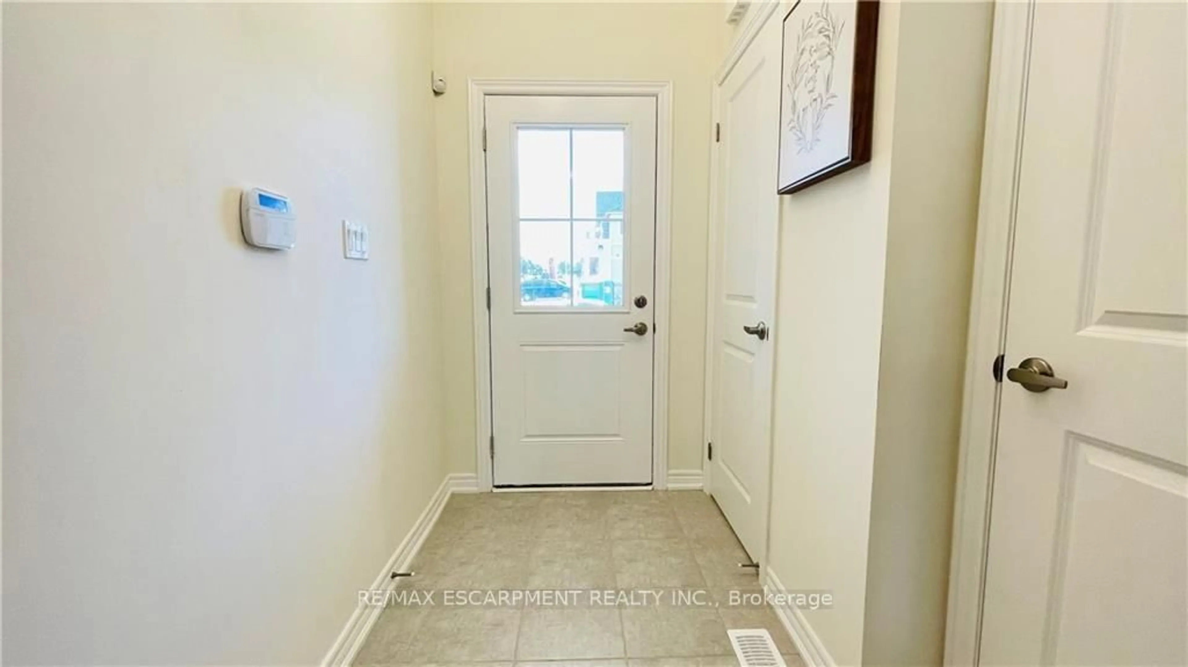 Indoor entryway for 27 Mia Dr, Hamilton Ontario L9B 0H8