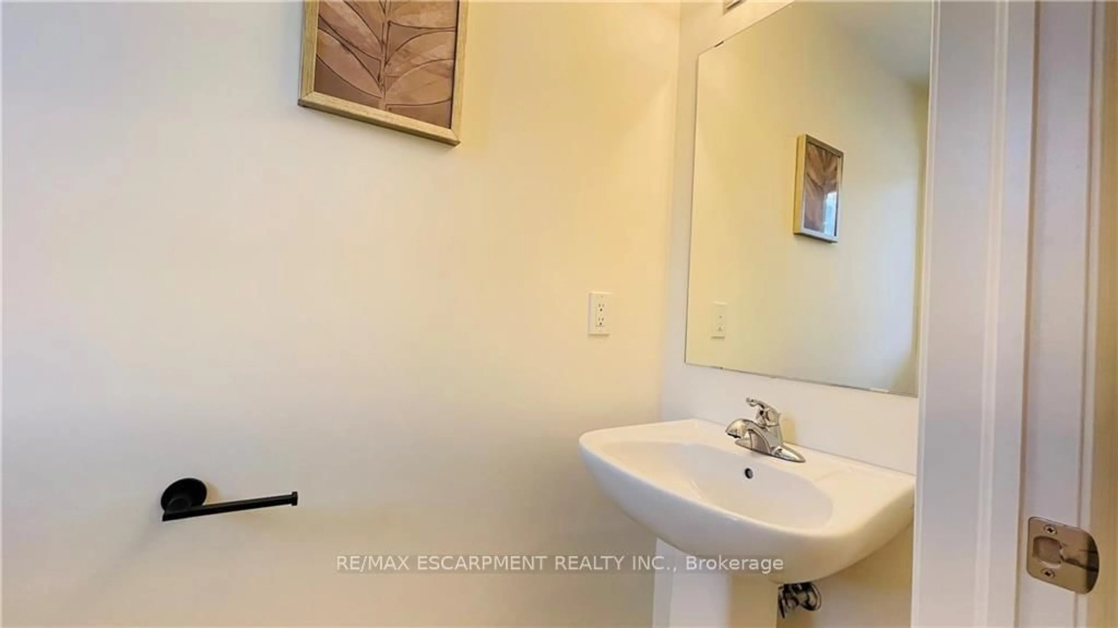 Standard bathroom, ceramic/tile floor for 27 Mia Dr, Hamilton Ontario L9B 0H8