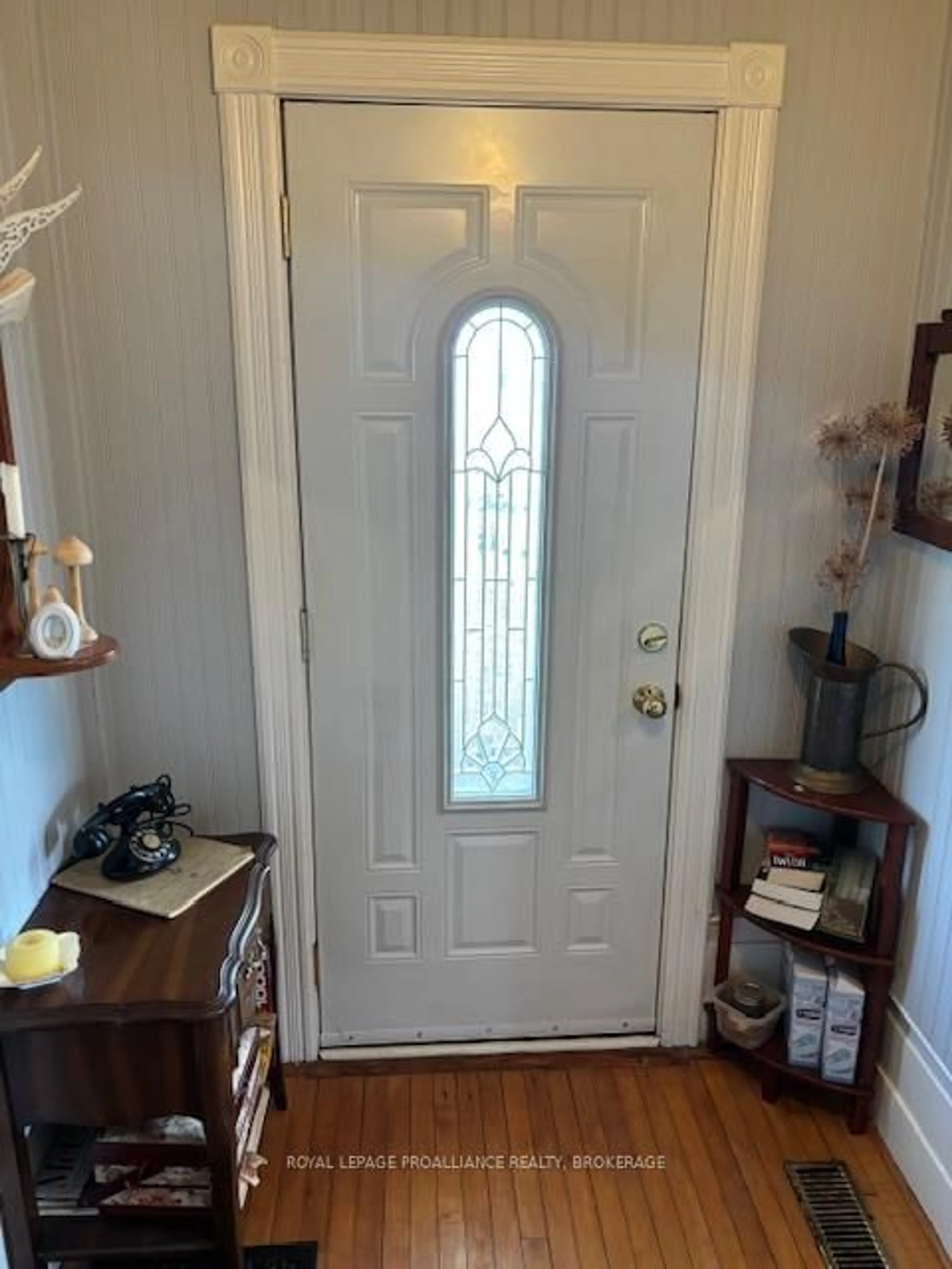 Indoor entryway for 5539 Highway 38, Hartington Ontario K0H 1W0