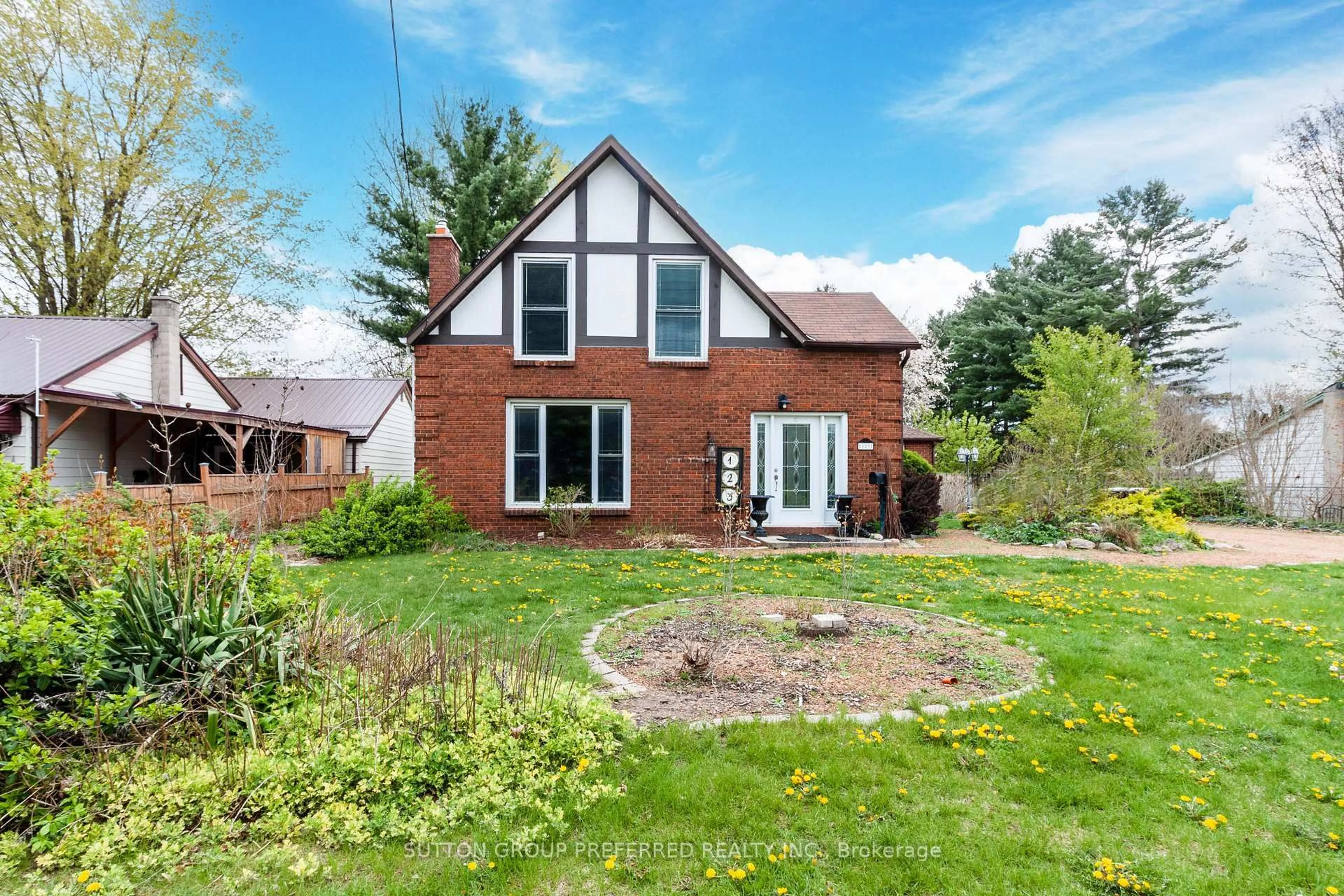 A pic from outside/outdoor area/front of a property/back of a property/a pic from drone, street for 123 St Andrew St, Aylmer Ontario N5H 2N2