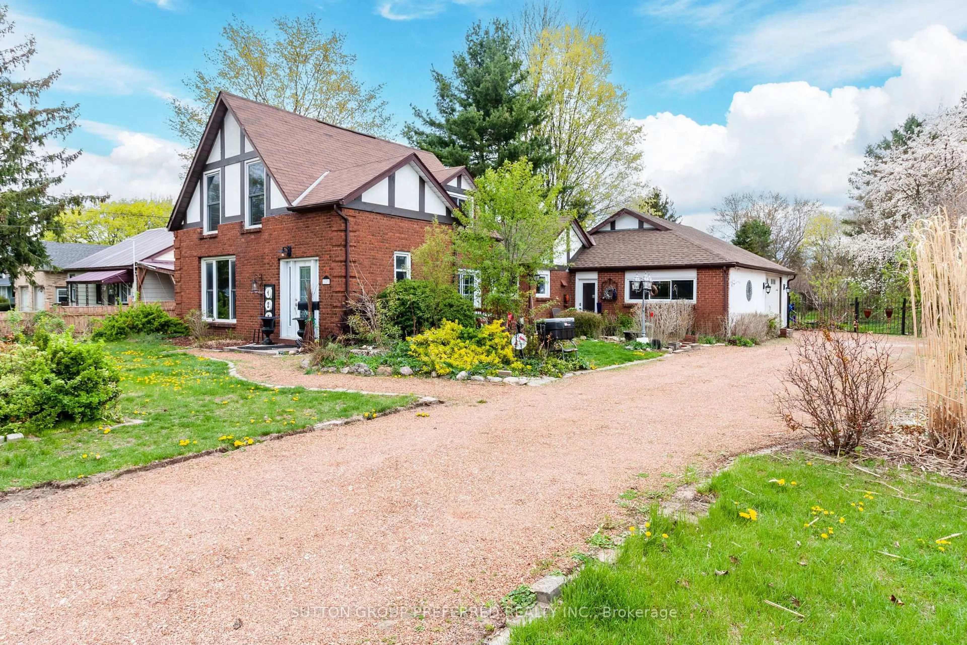 A pic from outside/outdoor area/front of a property/back of a property/a pic from drone, street for 123 St Andrew St, Aylmer Ontario N5H 2N2