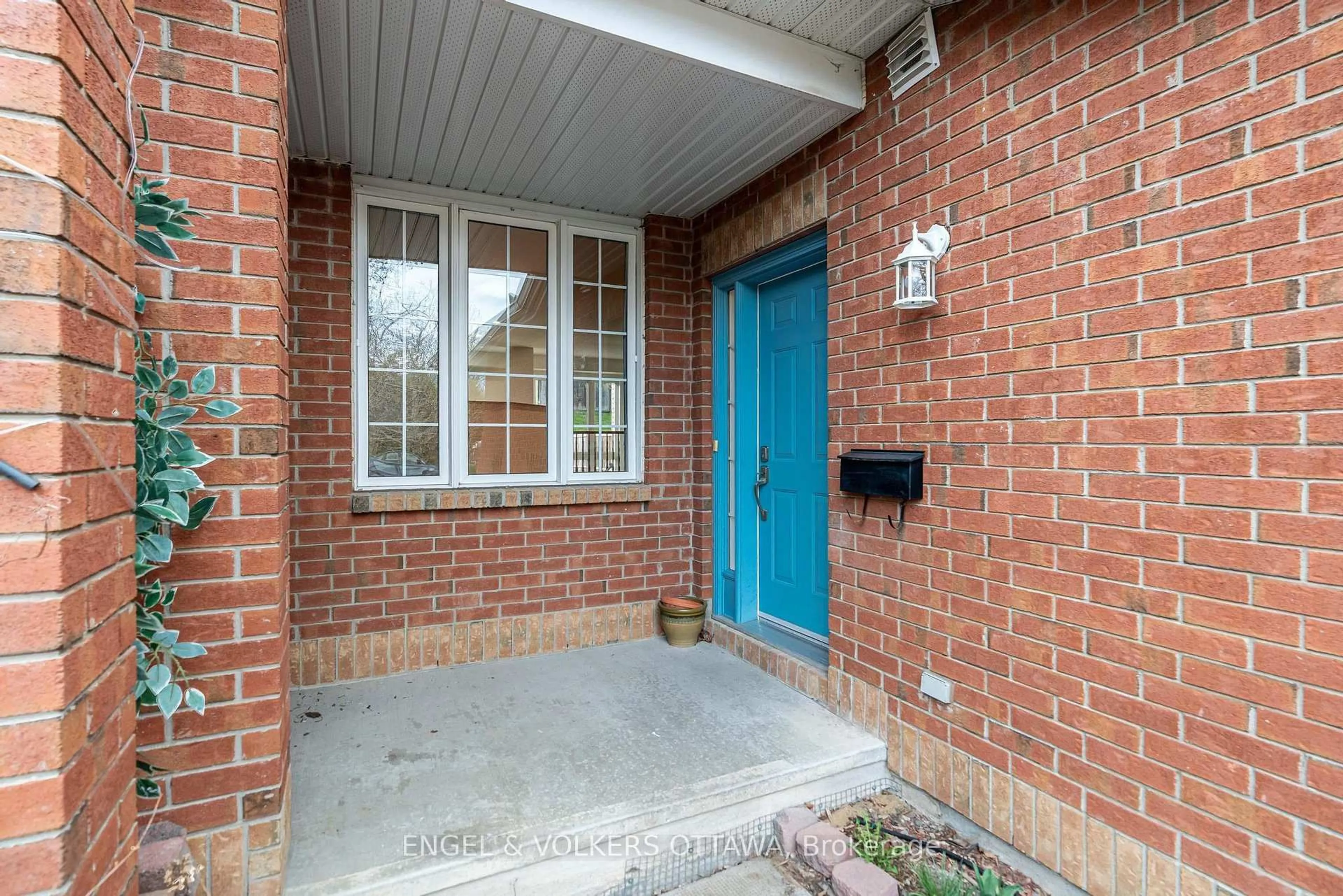 Unknown for 149 Duntroon Circ, Ottawa Ontario K1T 4C7