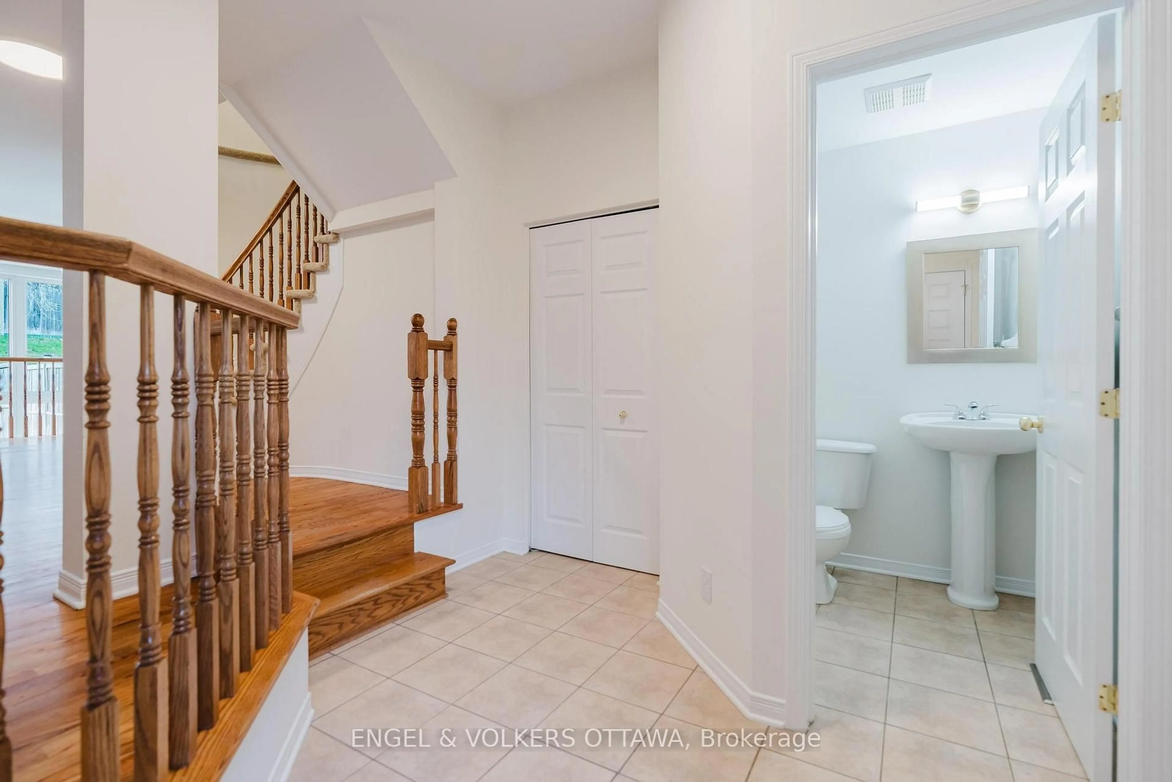 Indoor entryway for 149 Duntroon Circ, Ottawa Ontario K1T 4C7