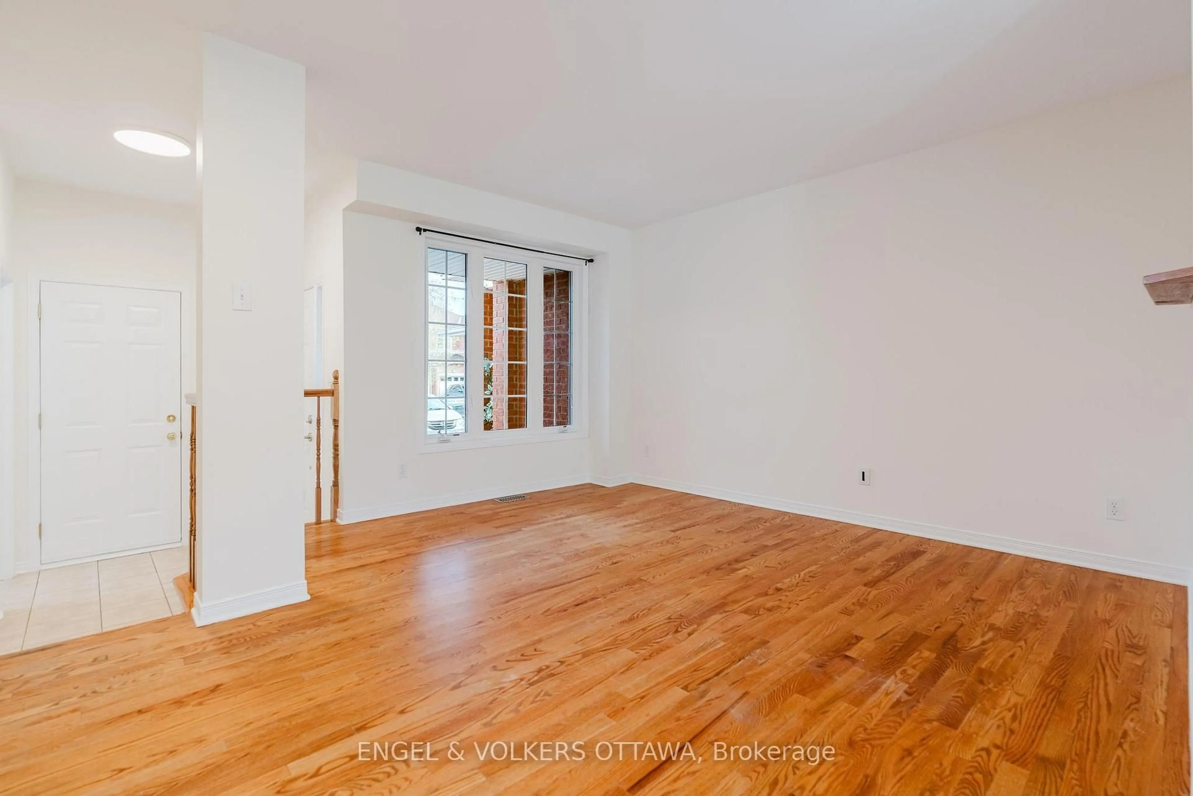 A pic of a room for 149 Duntroon Circ, Ottawa Ontario K1T 4C7