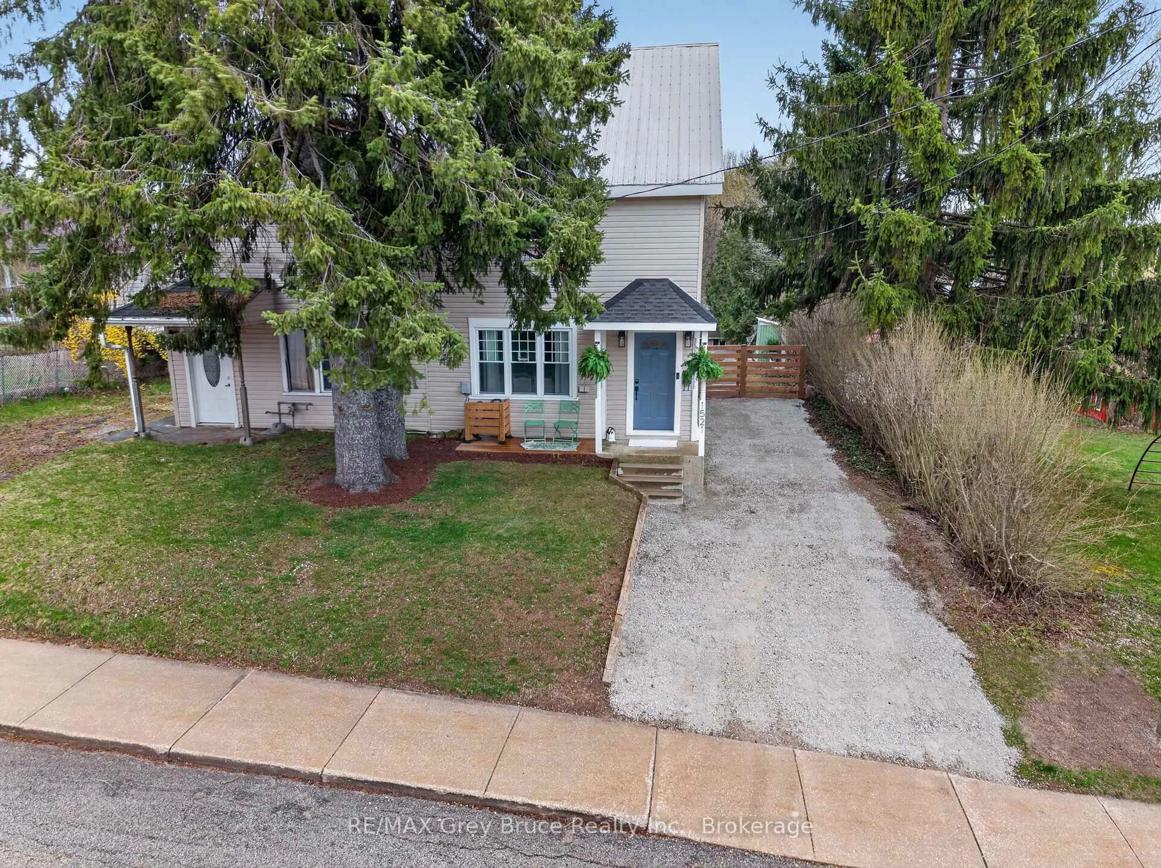 A pic from outside/outdoor area/front of a property/back of a property/a pic from drone, street for 1521 7th Ave, Owen Sound Ontario N4K 5L1