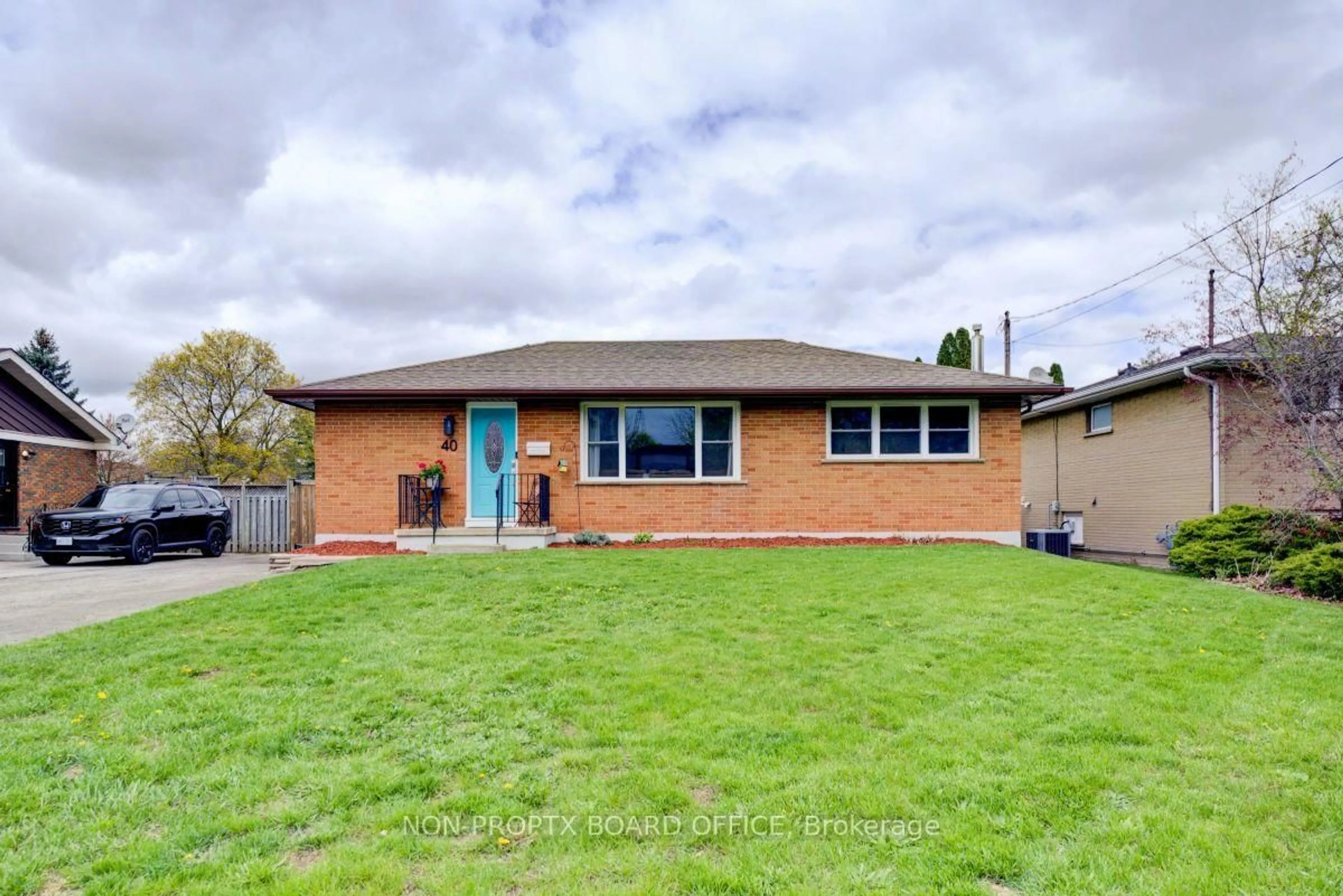 Home with brick exterior material, street for 40 Hickery Pl, Brantford Ontario N3S 3C8