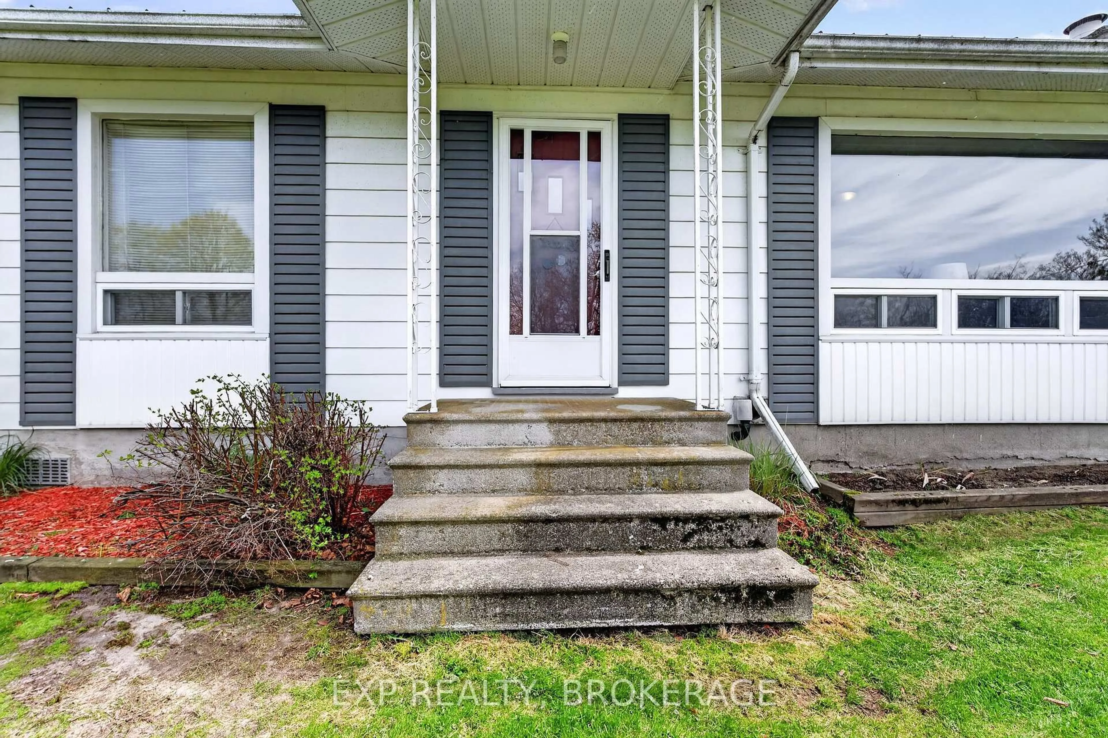 Indoor entryway for 29 HILLCREST St, Wolfe Island Ontario K0H 2Y0