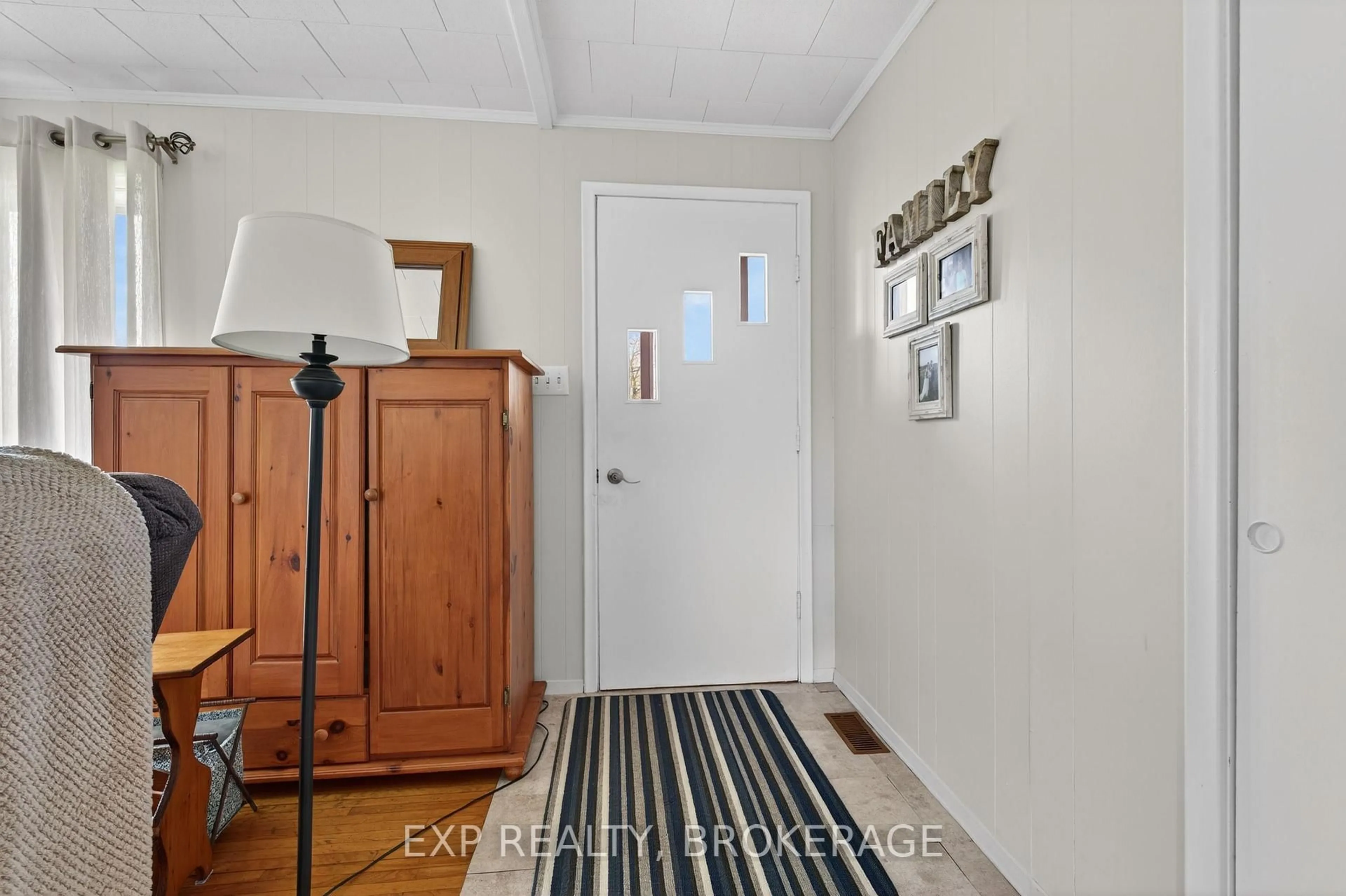 Indoor entryway for 29 HILLCREST St, Wolfe Island Ontario K0H 2Y0
