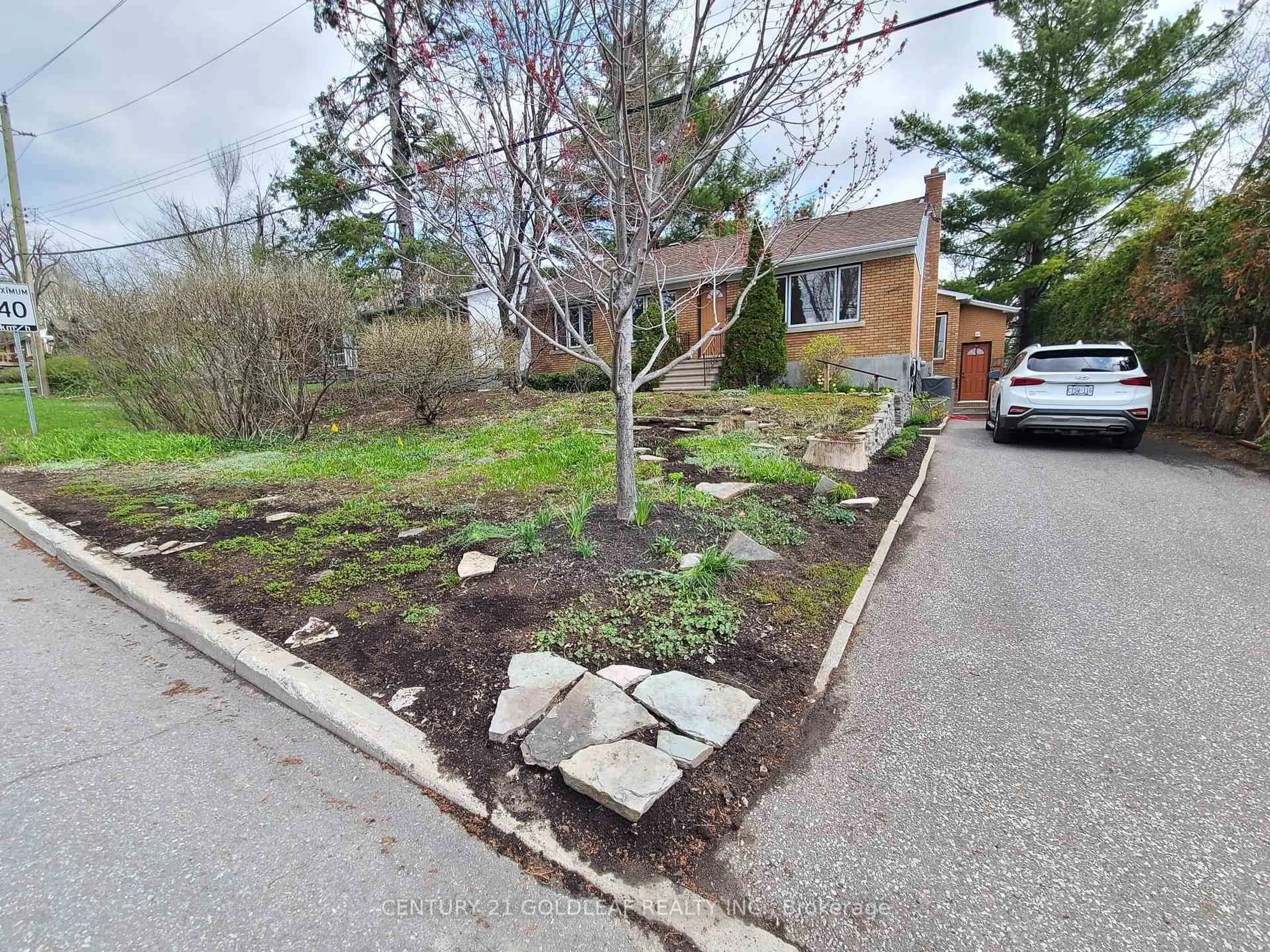 A pic from outside/outdoor area/front of a property/back of a property/a pic from drone, street for 13 Crownhill St, Ottawa Ontario K1J 7K1