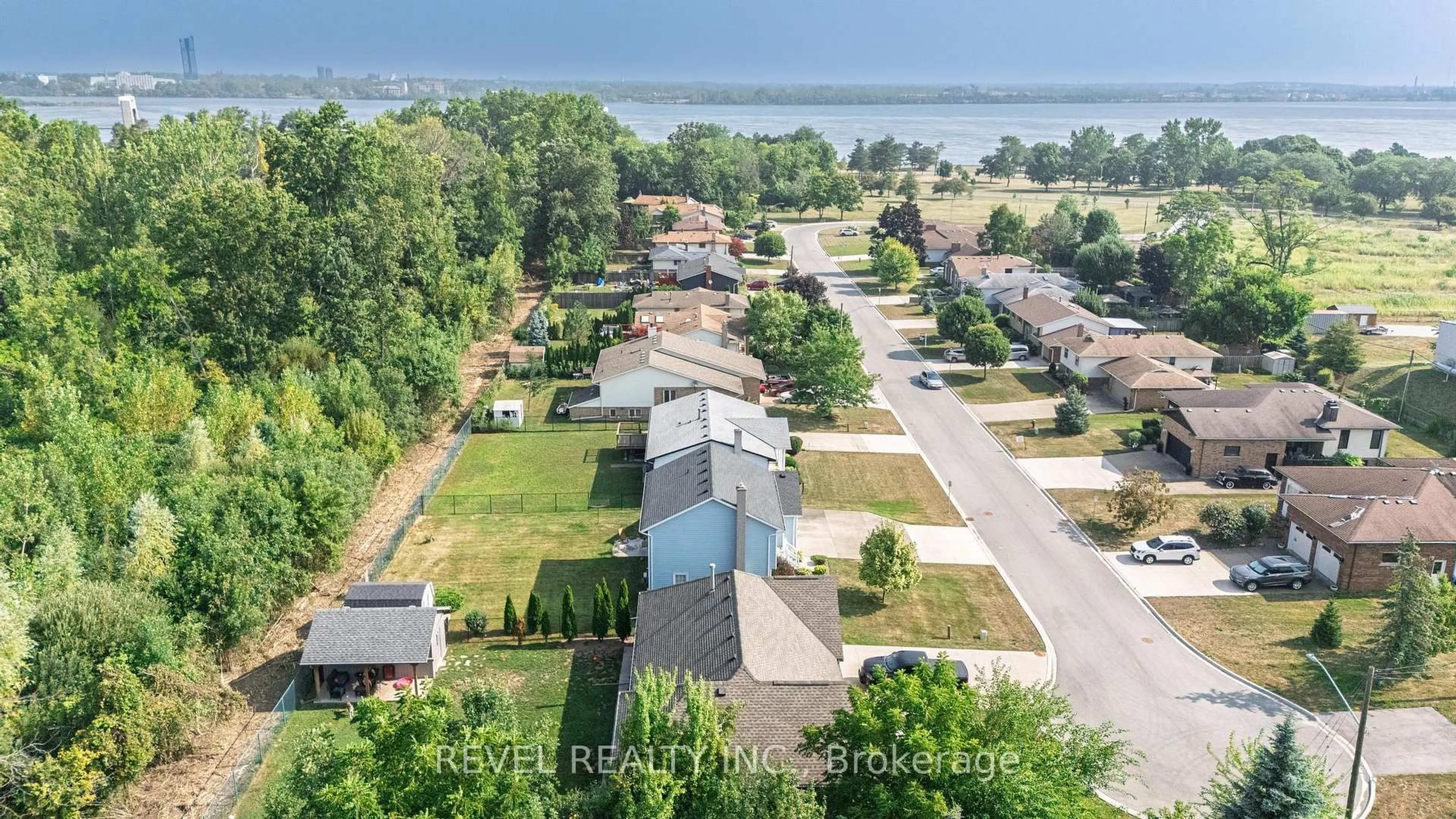 A pic from outside/outdoor area/front of a property/back of a property/a pic from drone, water/lake/river/ocean view for 3641 Rapids View Dr, Niagara Falls Ontario L2G 7M8