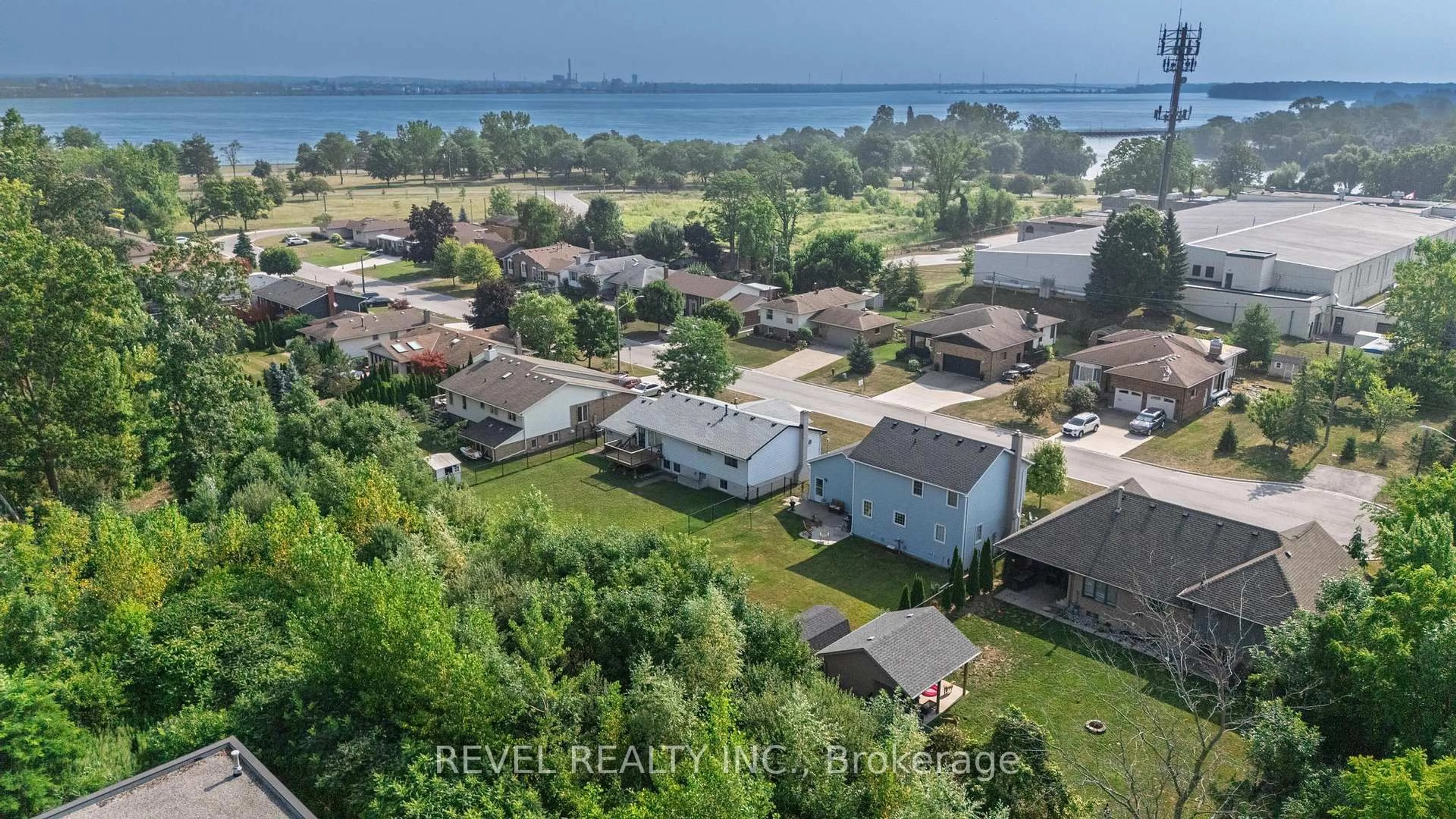 A pic from outside/outdoor area/front of a property/back of a property/a pic from drone, water/lake/river/ocean view for 3641 Rapids View Dr, Niagara Falls Ontario L2G 7M8