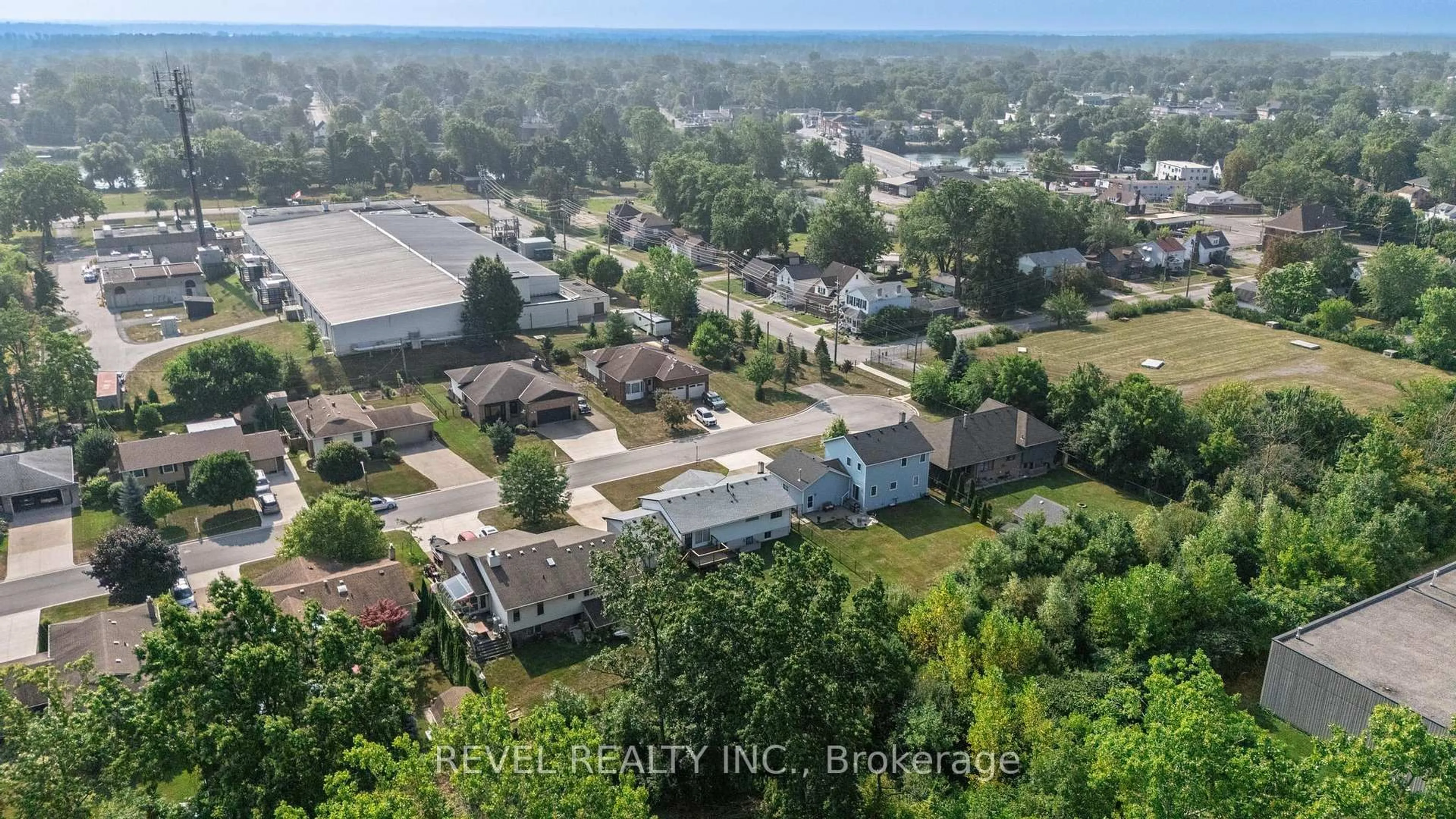 A pic from outside/outdoor area/front of a property/back of a property/a pic from drone, unknown for 3641 Rapids View Dr, Niagara Falls Ontario L2G 7M8