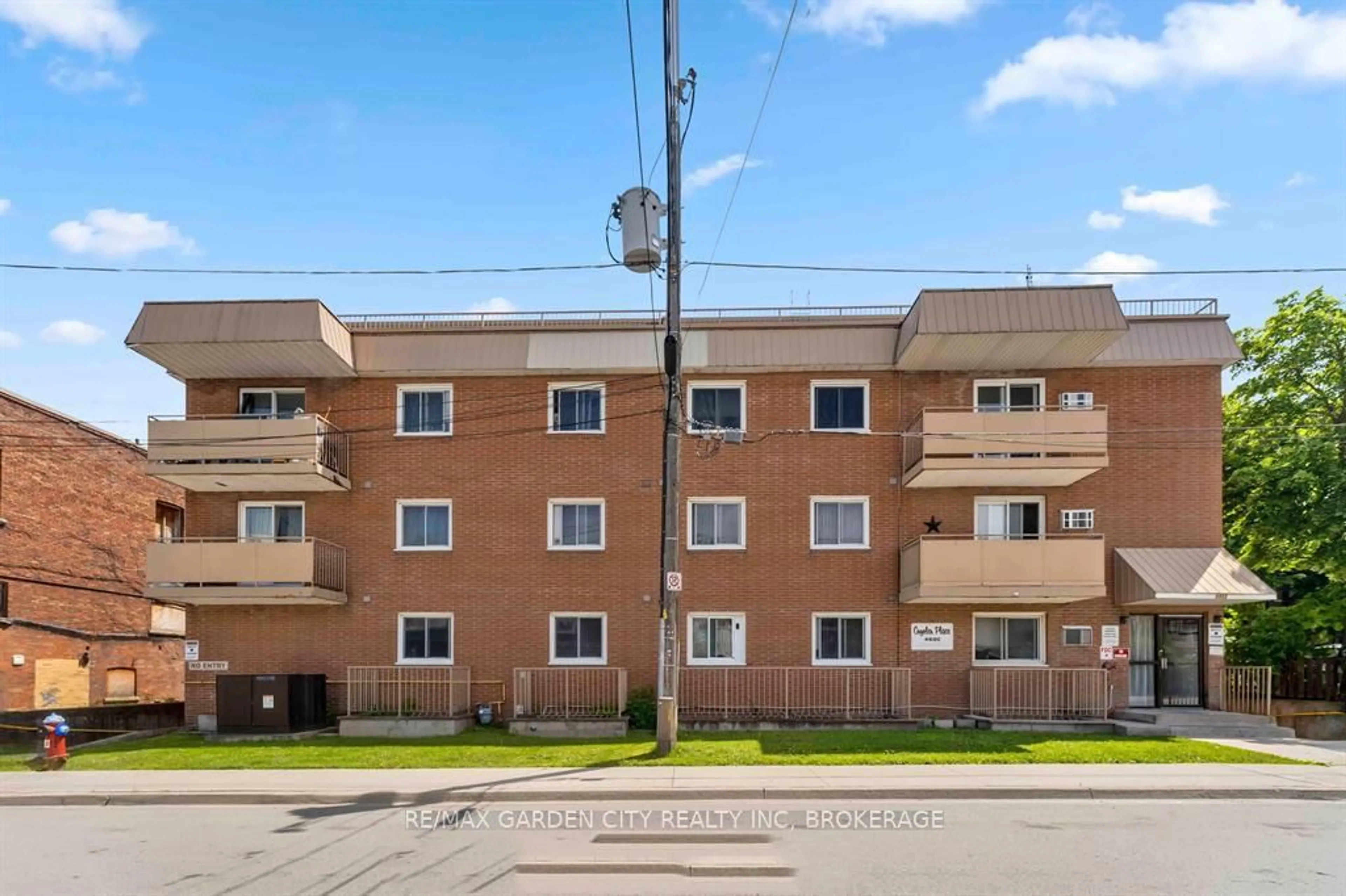 Patio, building for 4692 Crysler Ave #202, Niagara Falls Ontario L2E 3V8