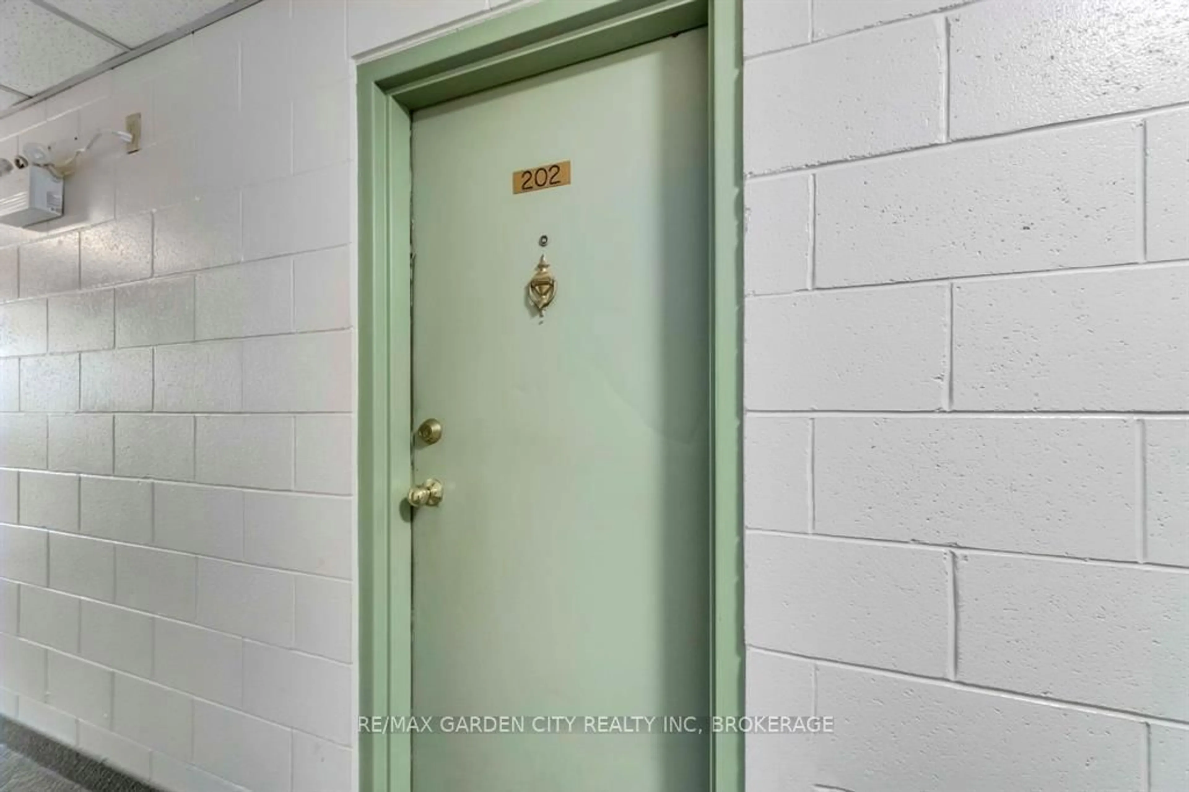 Indoor entryway for 4692 Crysler Ave #202, Niagara Falls Ontario L2E 3V8