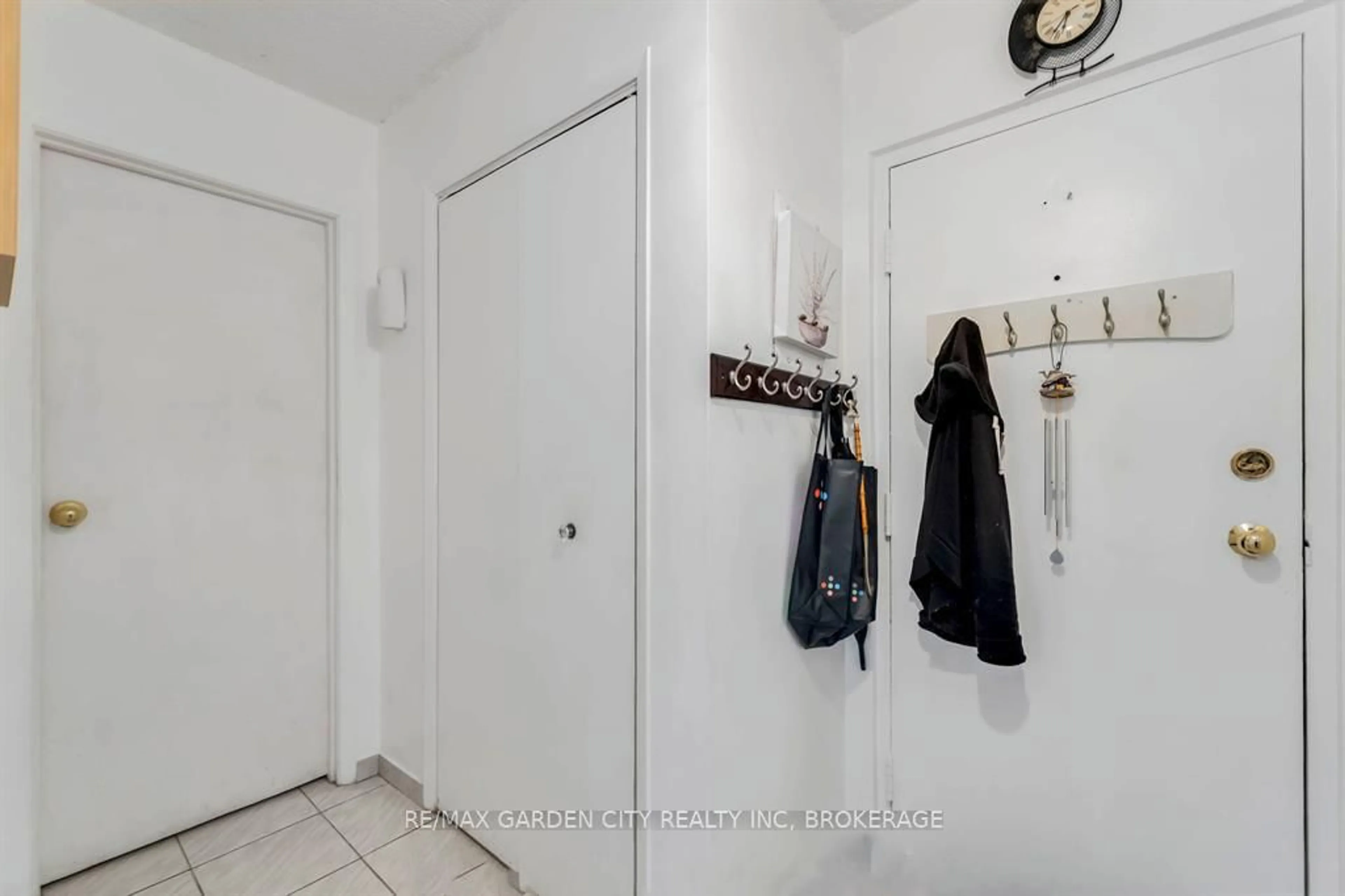 Indoor entryway for 4692 Crysler Ave #202, Niagara Falls Ontario L2E 3V8