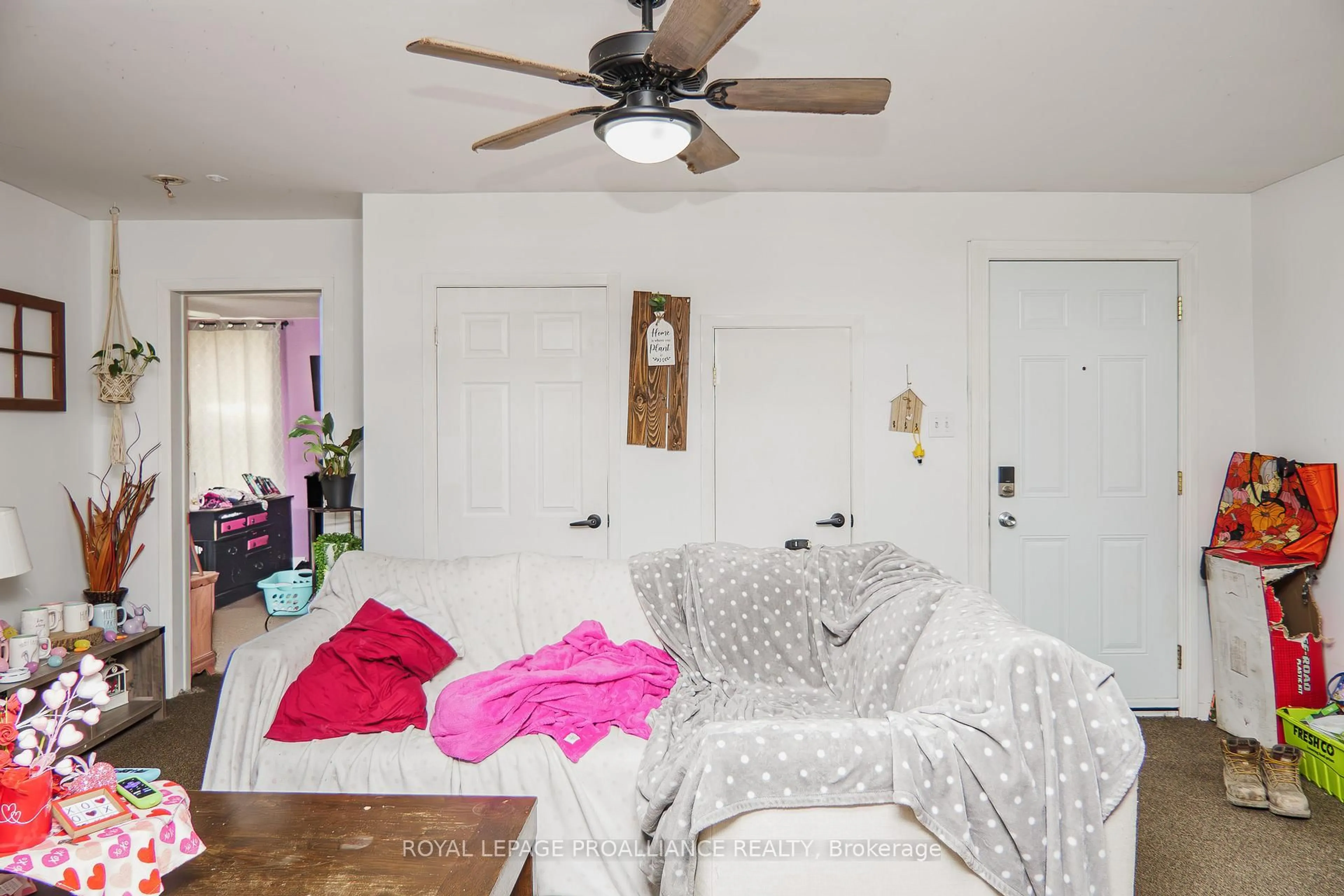 A pic of a room for 71 Canal St, Quinte West Ontario K8V 4K4