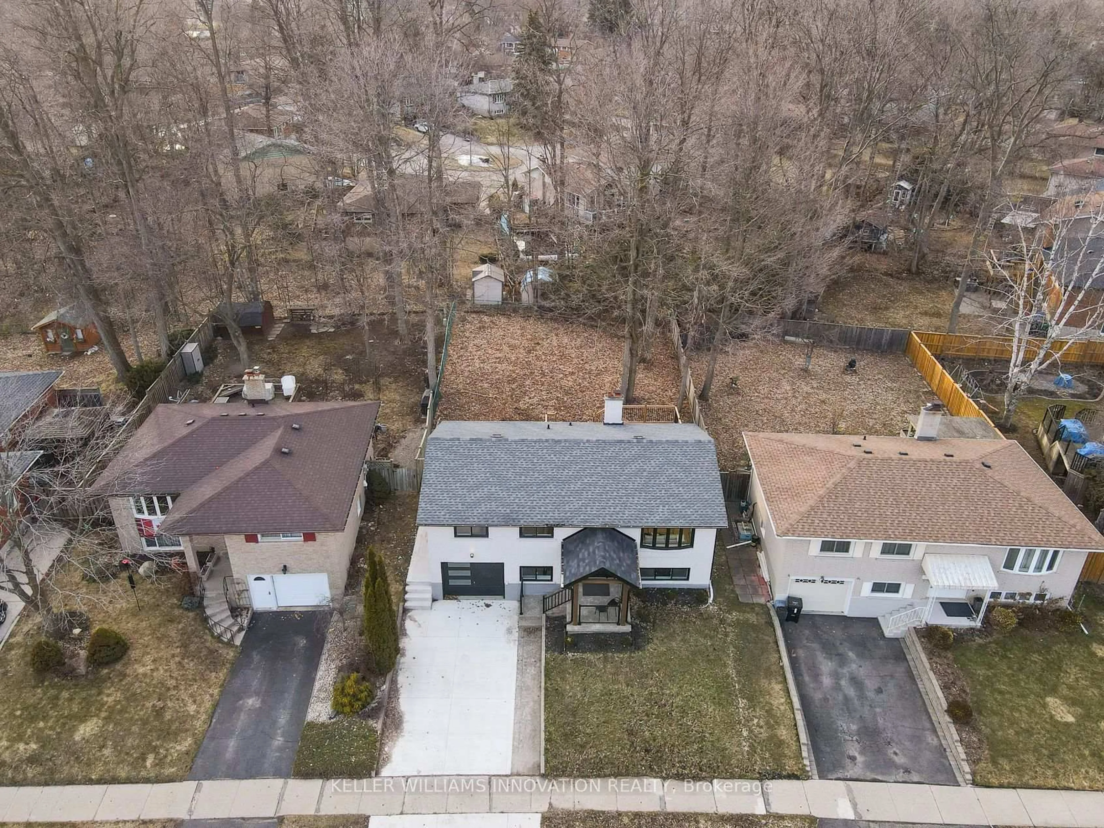 A pic from outside/outdoor area/front of a property/back of a property/a pic from drone, street for 627 Glen Forrest Blvd, Waterloo Ontario N2L 4K1