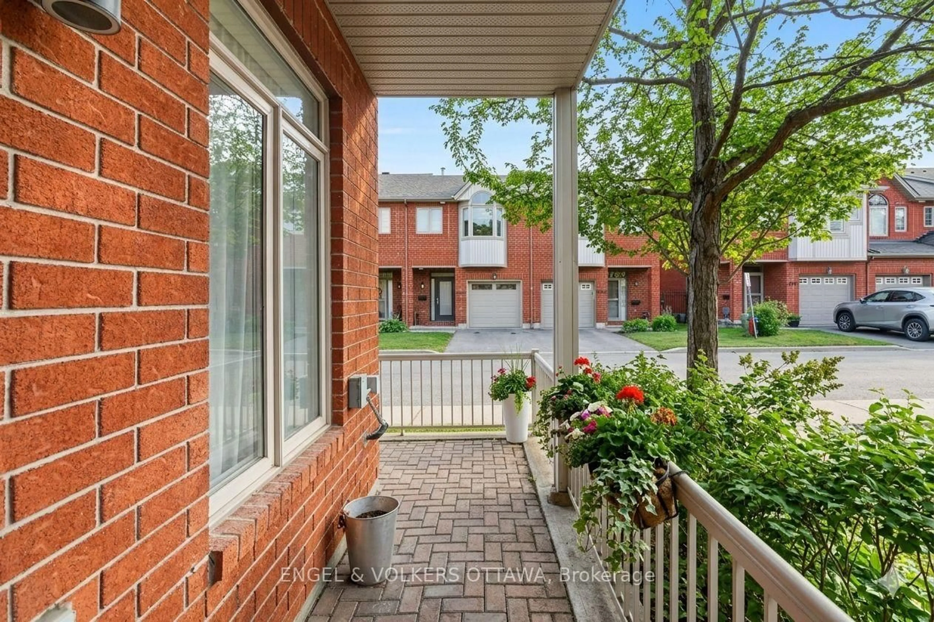 Patio, street for 300 Meilleur Private #B, Ottawa Ontario K1L 0A2