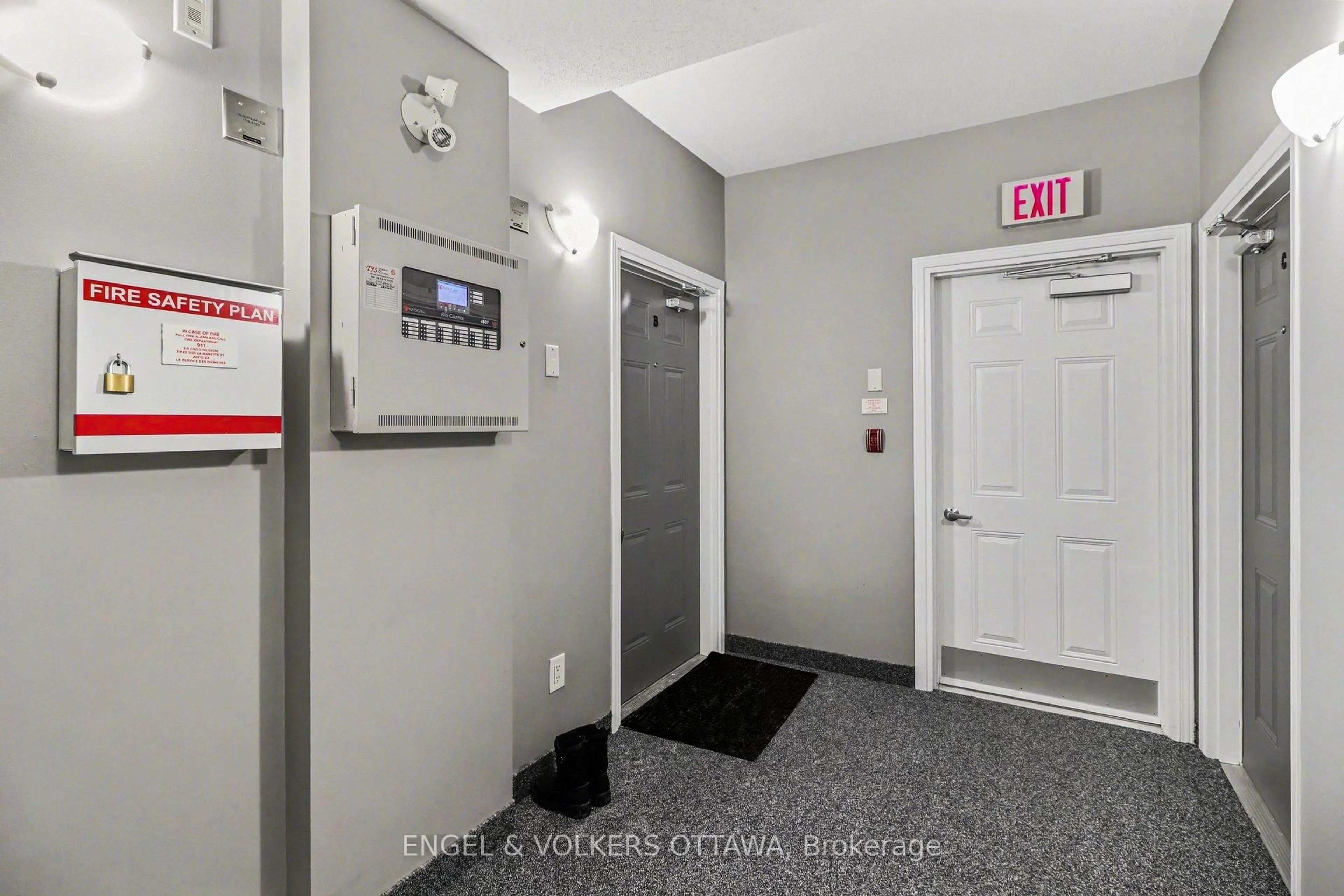 Indoor foyer for 300 Meilleur Private #B, Ottawa Ontario K1L 0A2