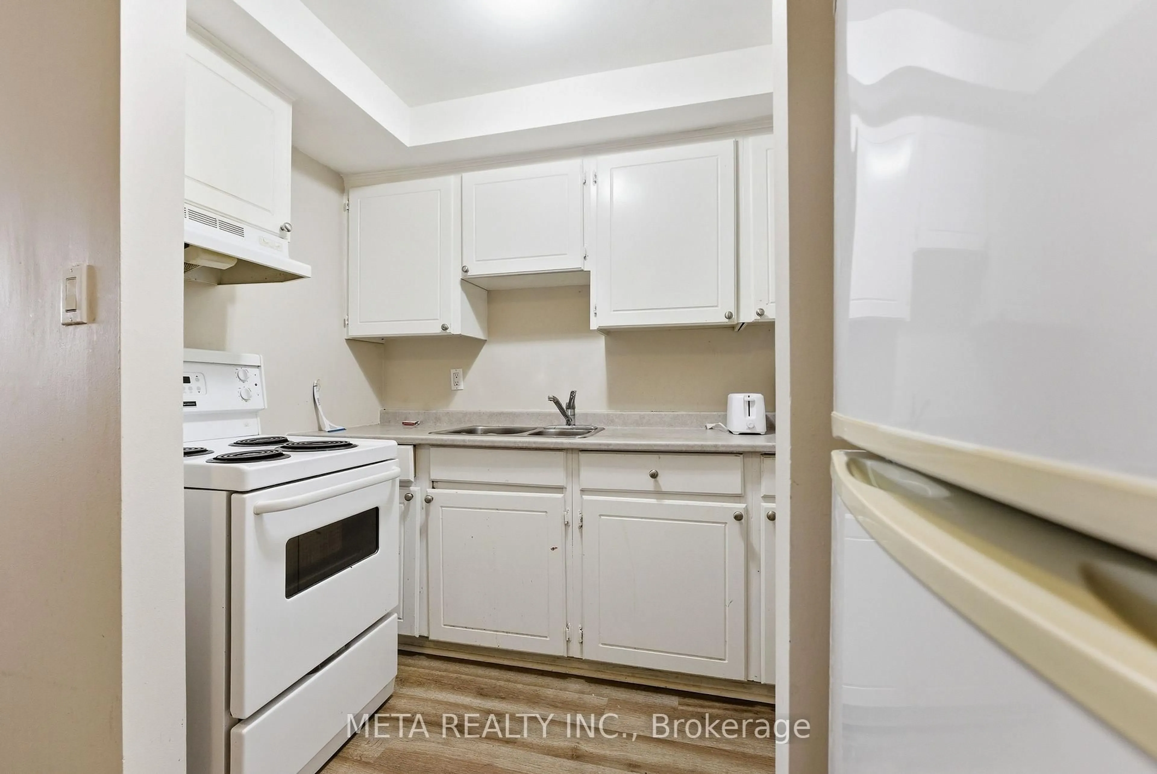 Standard kitchen, unknown for 25 College St #103, Belleville Ontario K8P 2E3