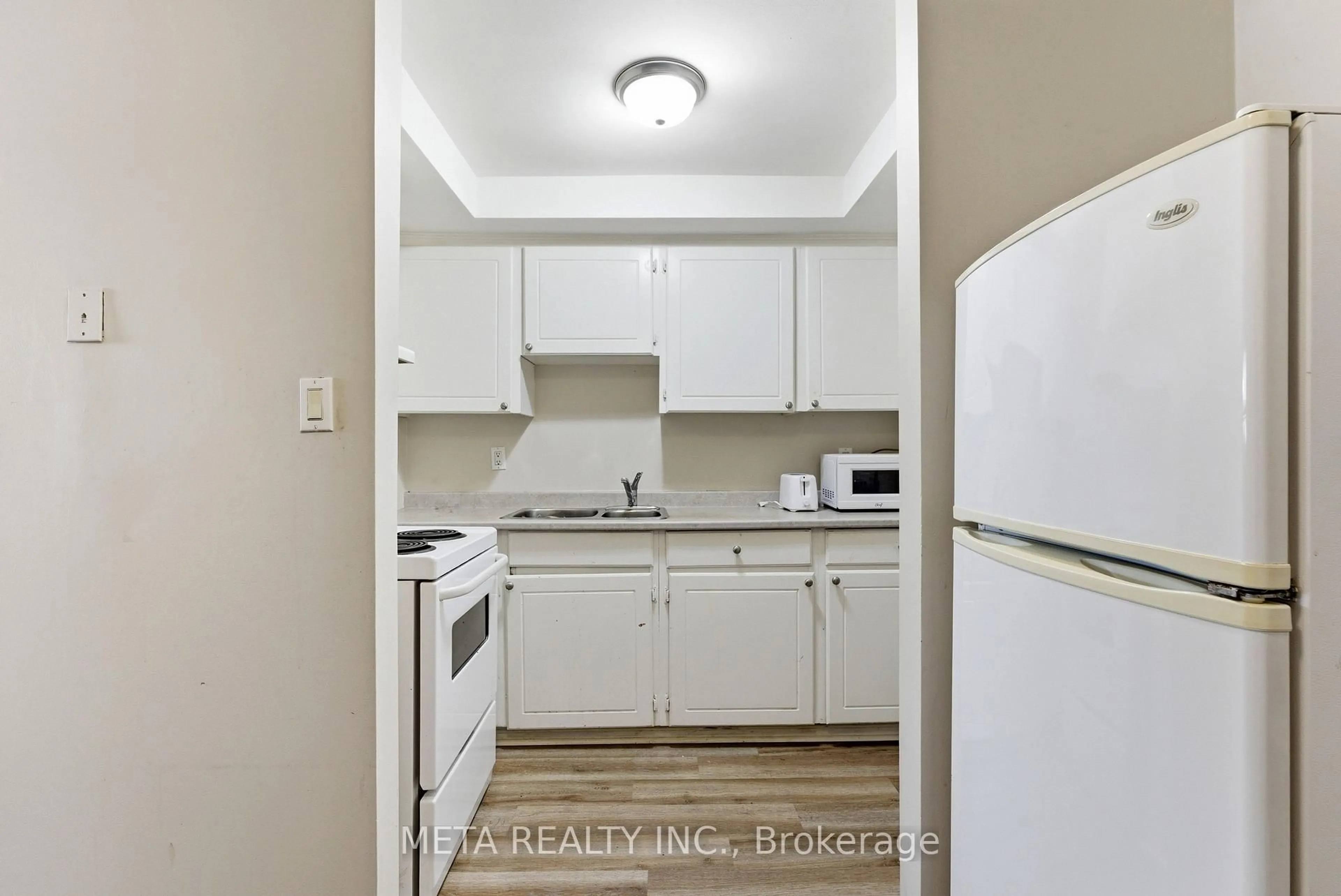 Standard kitchen, unknown for 25 College St #103, Belleville Ontario K8P 2E3