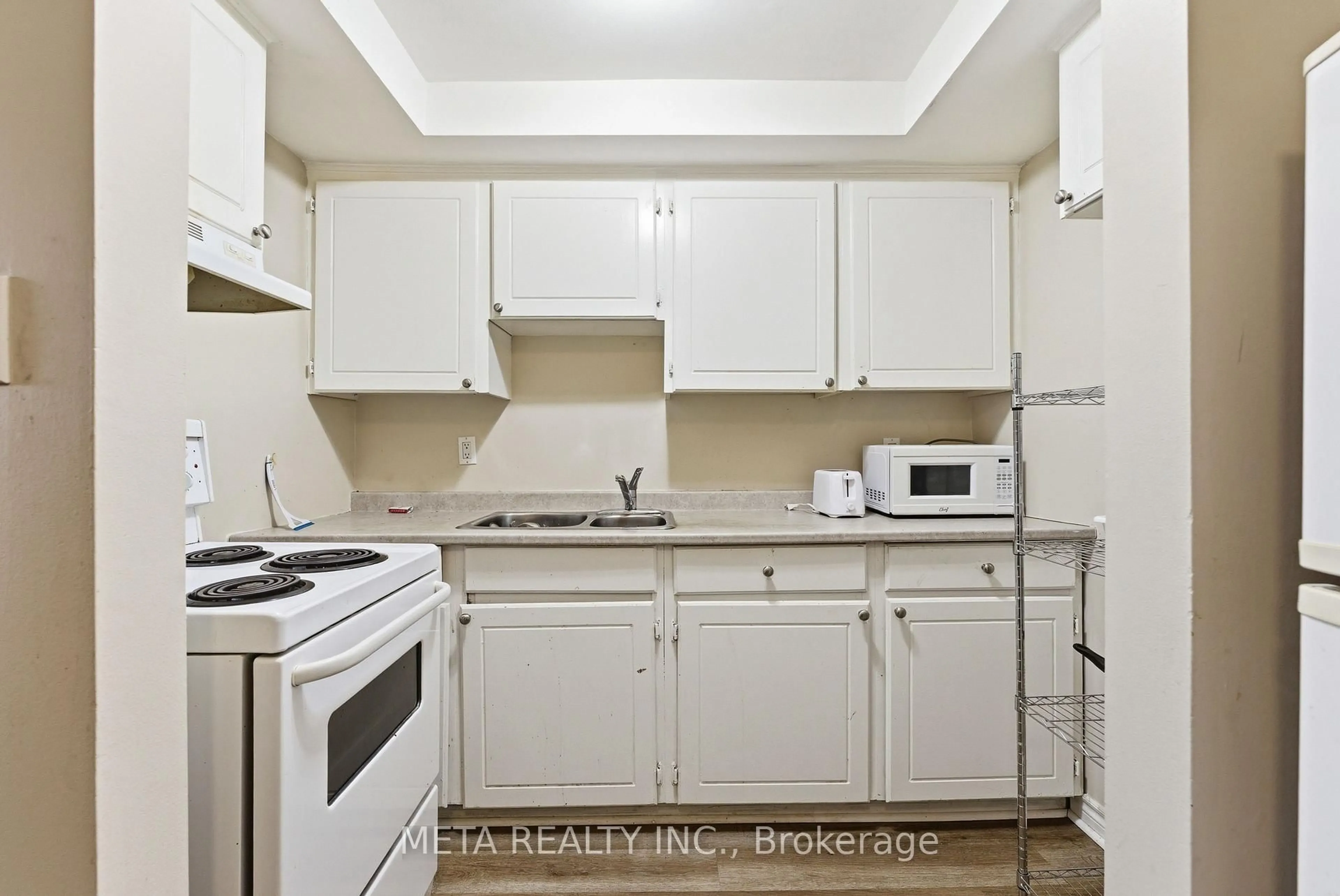 Standard kitchen, unknown for 25 College St #103, Belleville Ontario K8P 2E3