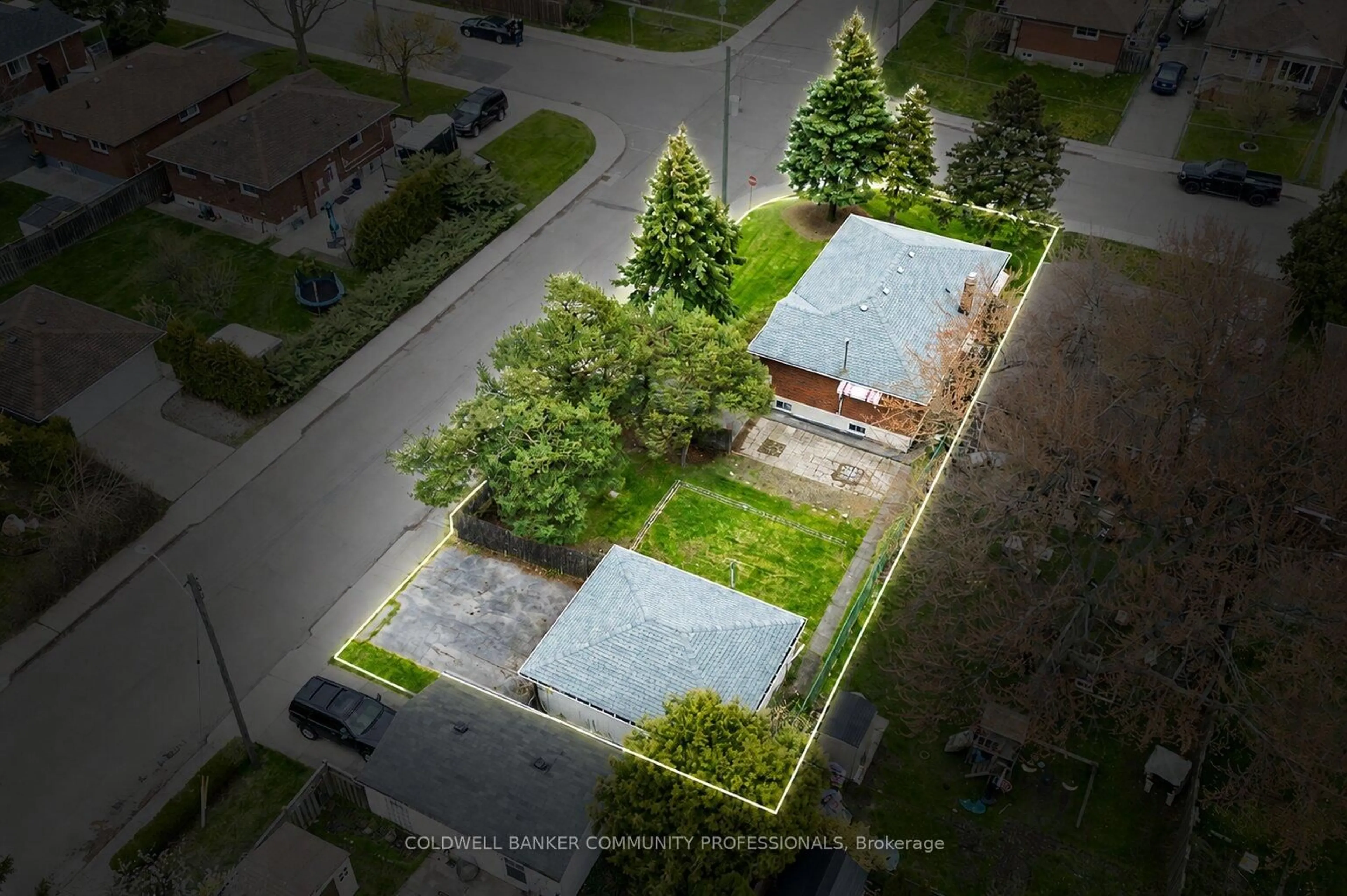 A pic from outside/outdoor area/front of a property/back of a property/a pic from drone, street for 14 Callie Rd, Hamilton Ontario L9A 1Z4
