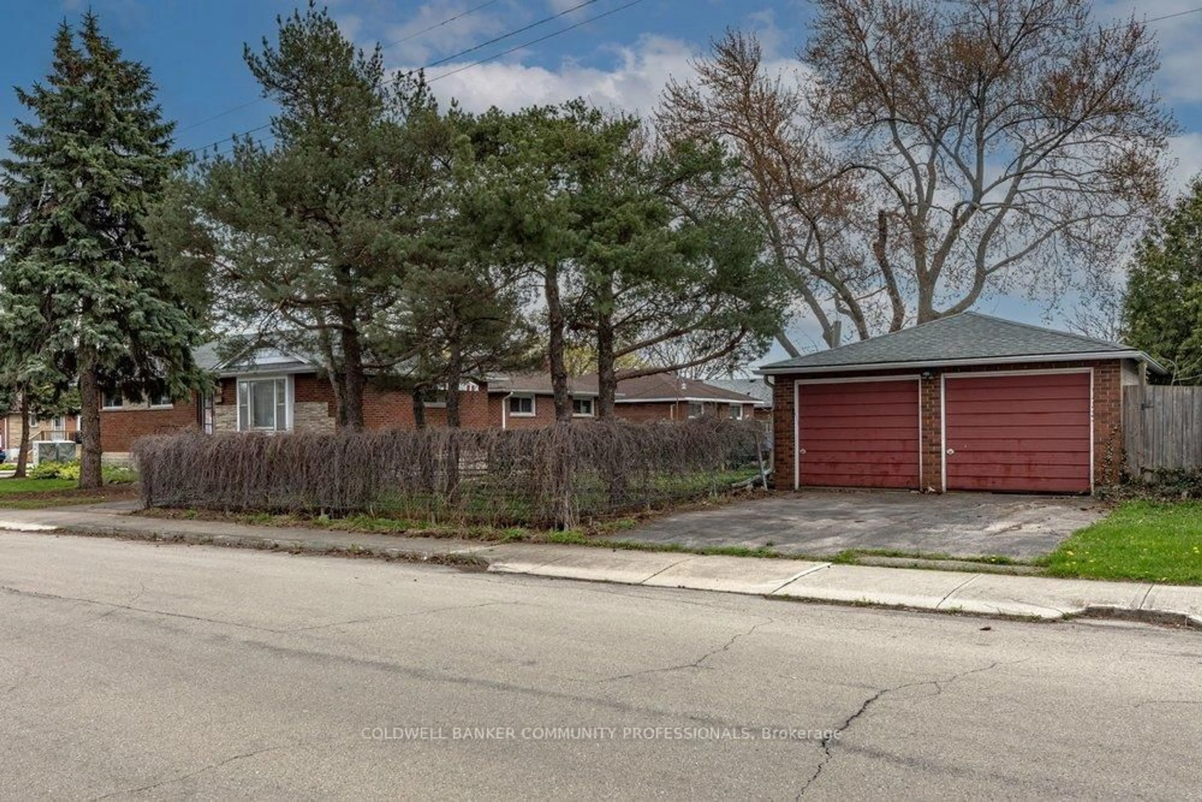 A pic from outside/outdoor area/front of a property/back of a property/a pic from drone, street for 14 Callie Rd, Hamilton Ontario L9A 1Z4
