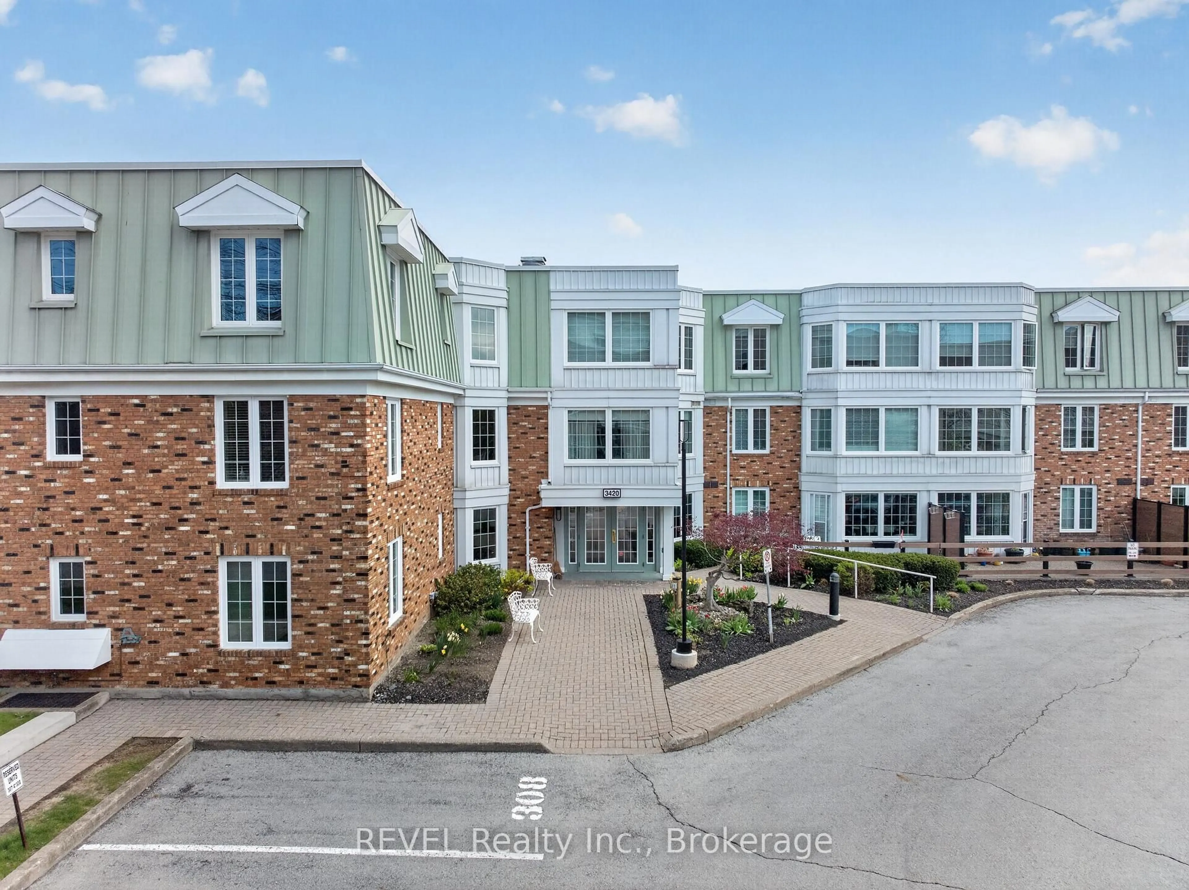 A pic from outside/outdoor area/front of a property/back of a property/a pic from drone, unknown for 3420 Frederick Ave #322, Lincoln Ontario L0R 2C0