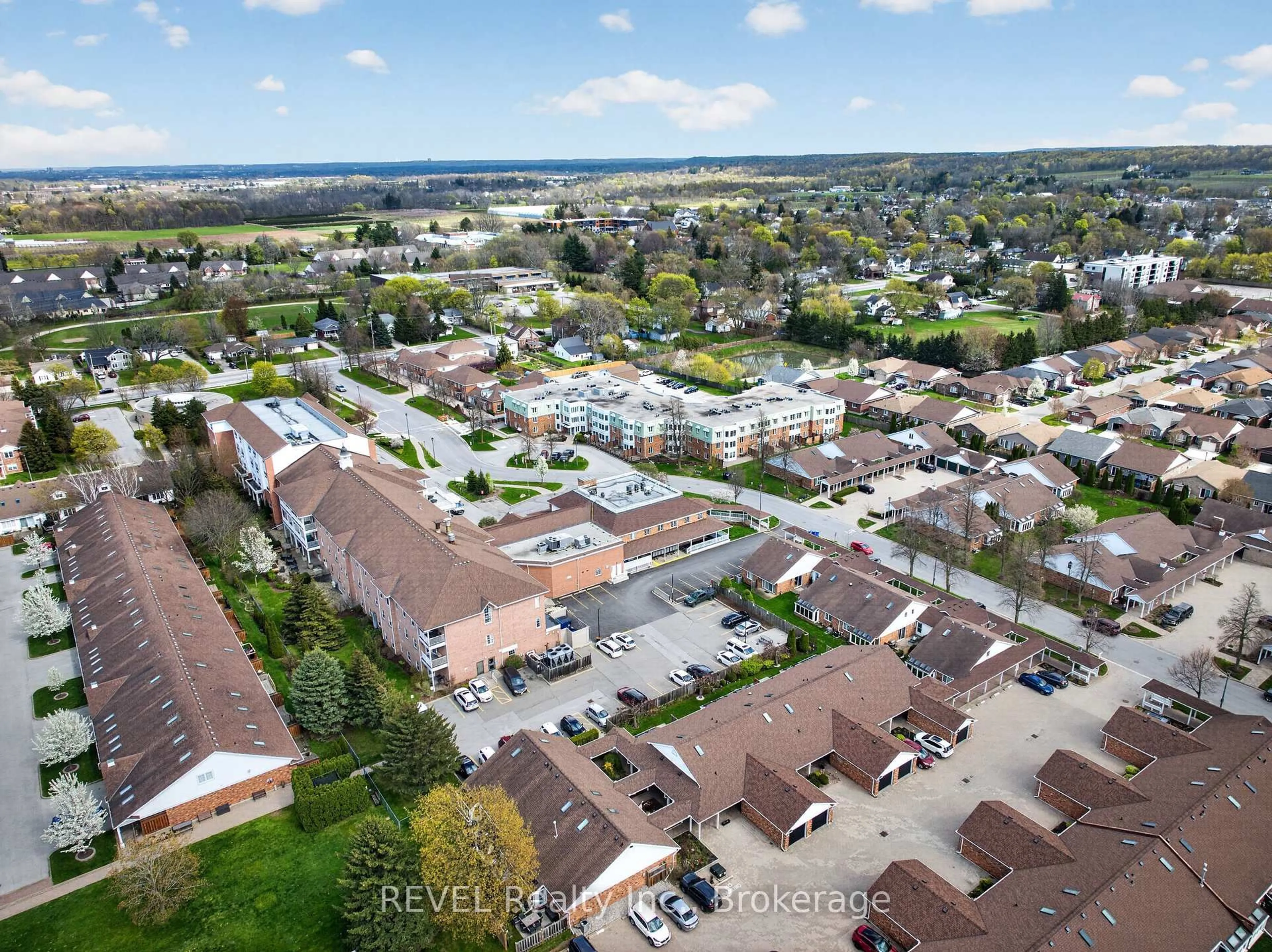 A pic from outside/outdoor area/front of a property/back of a property/a pic from drone, street for 3420 Frederick Ave #322, Lincoln Ontario L0R 2C0