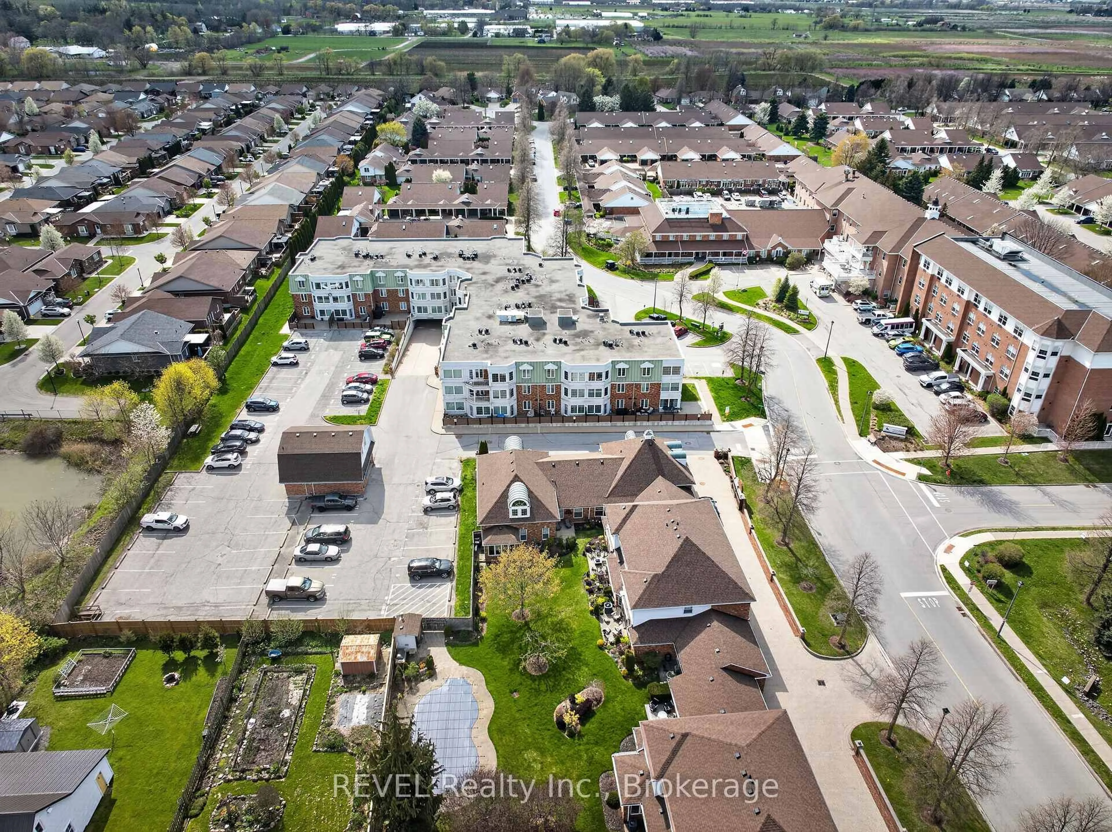 A pic from outside/outdoor area/front of a property/back of a property/a pic from drone, street for 3420 Frederick Ave #322, Lincoln Ontario L0R 2C0