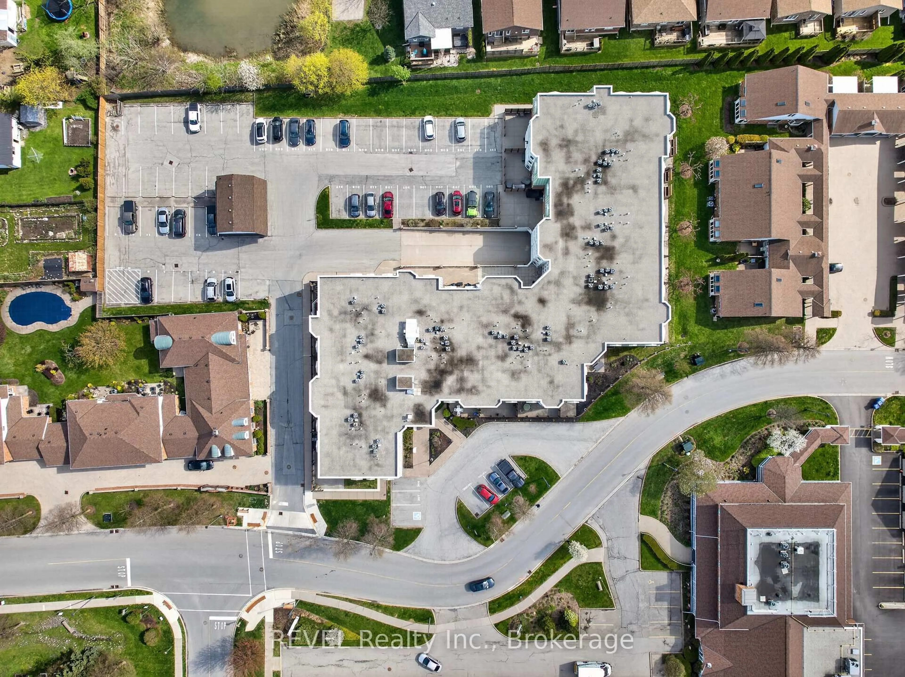 A pic from outside/outdoor area/front of a property/back of a property/a pic from drone, street for 3420 Frederick Ave #322, Lincoln Ontario L0R 2C0