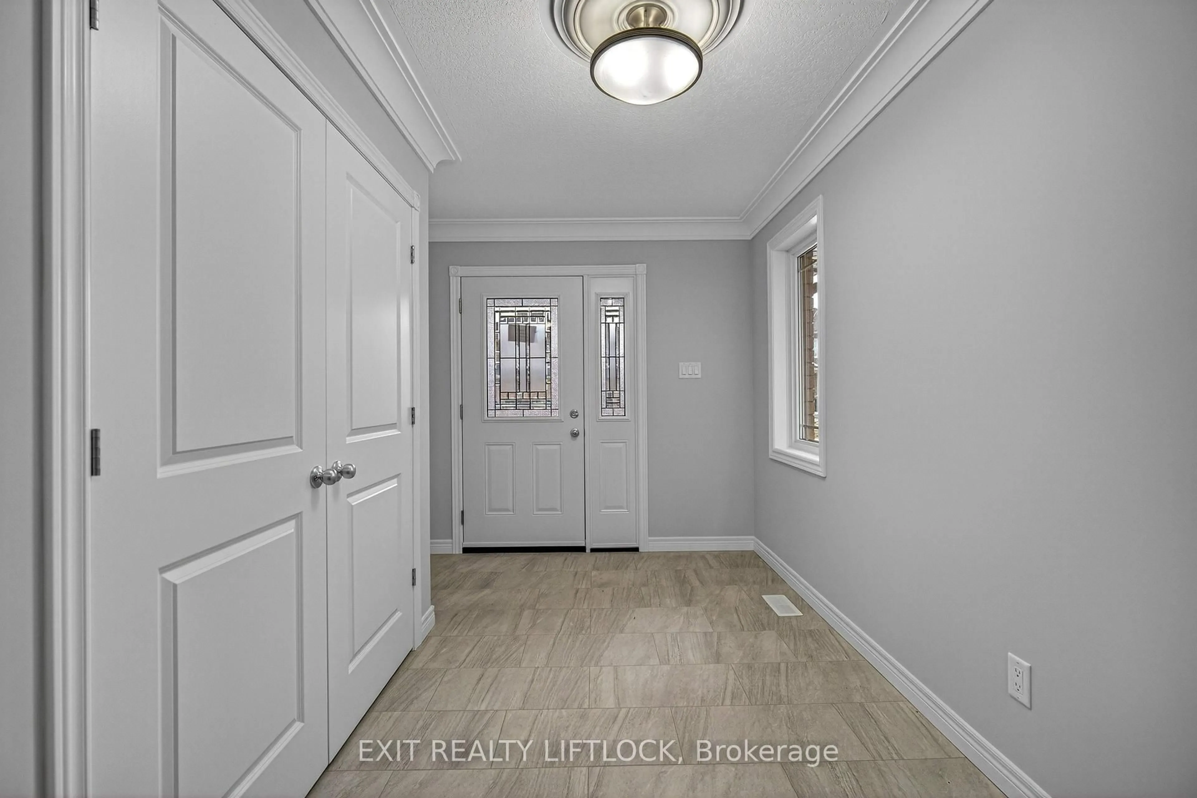 Indoor entryway for 220 O'Neil St, Peterborough Ontario K9K 0H5