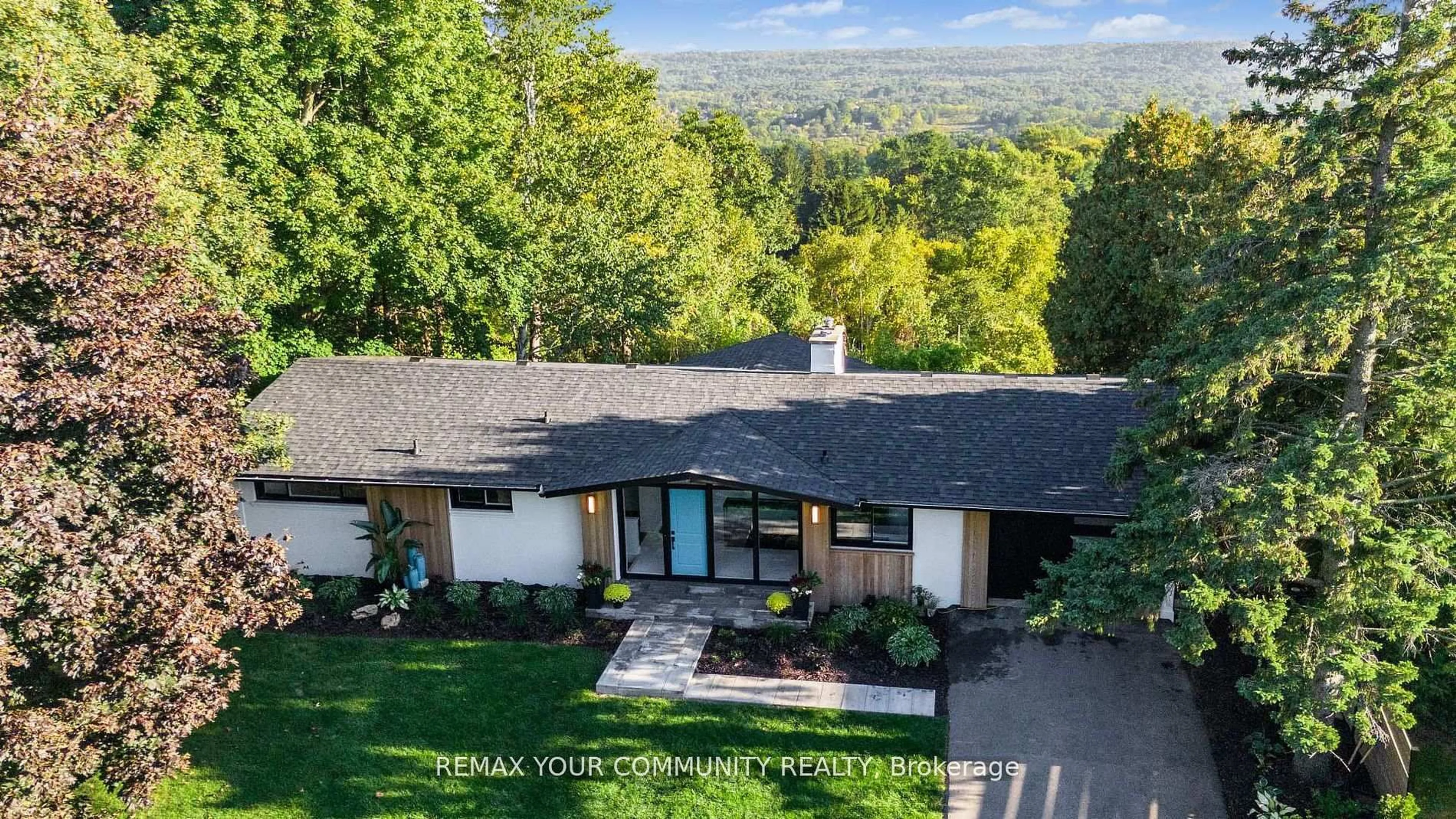 A pic from outside/outdoor area/front of a property/back of a property/a pic from drone, mountain view for 50 Oak Ave, Hamilton Ontario L9H 4Y9