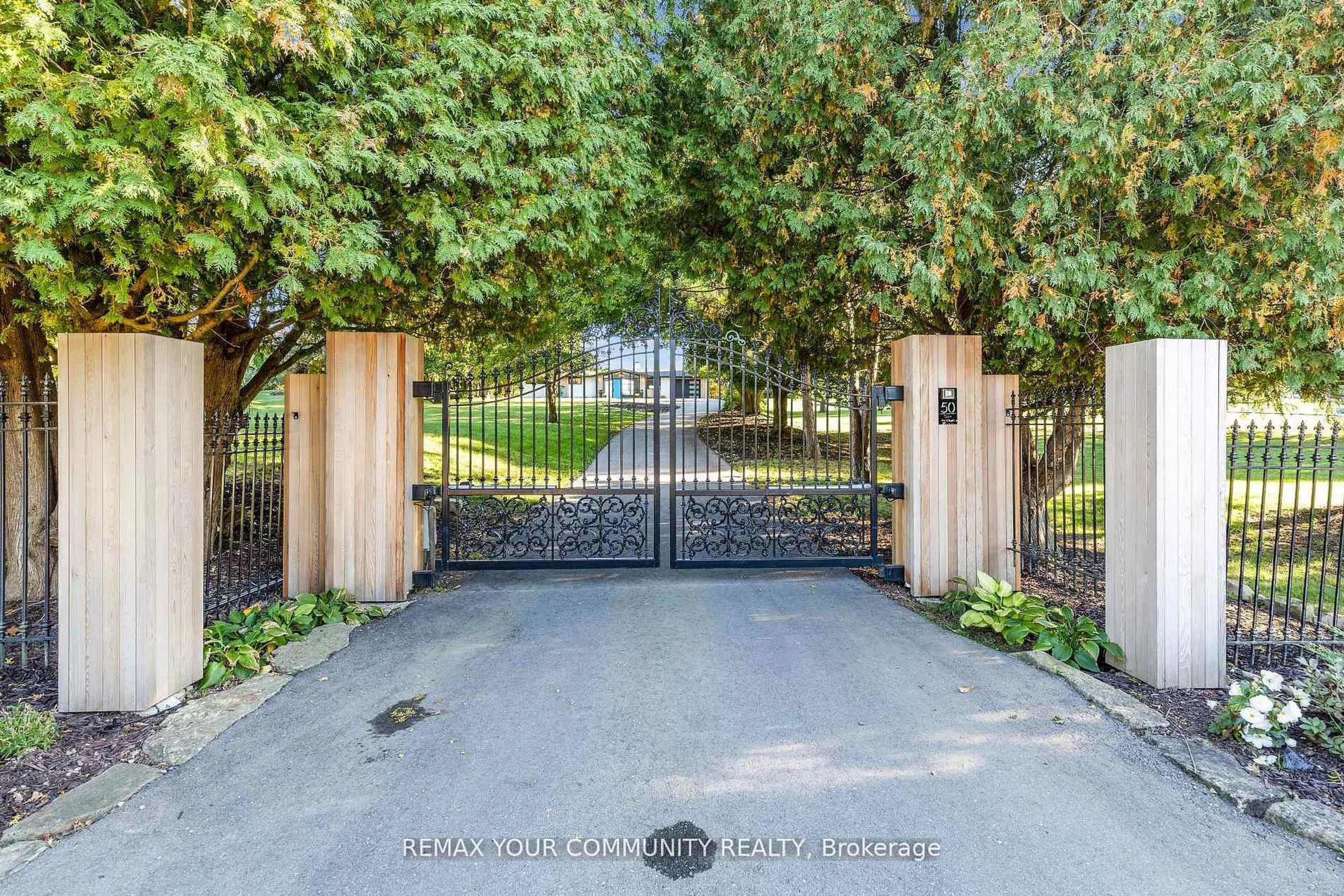 Indoor entryway for 50 Oak Ave, Hamilton Ontario L9H 4Y9