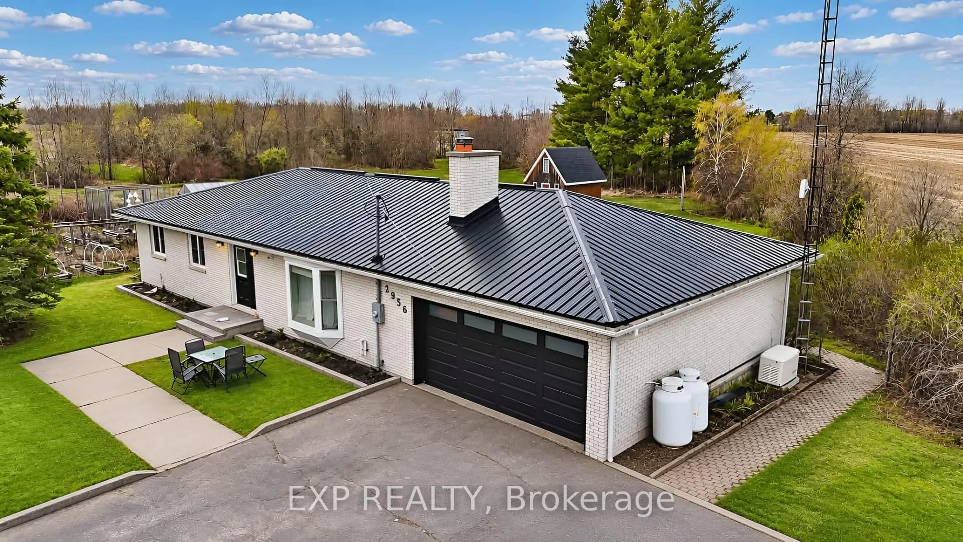 A pic from outside/outdoor area/front of a property/back of a property/a pic from drone, building for 2956 River Rd, Ottawa Ontario K4M 1B4